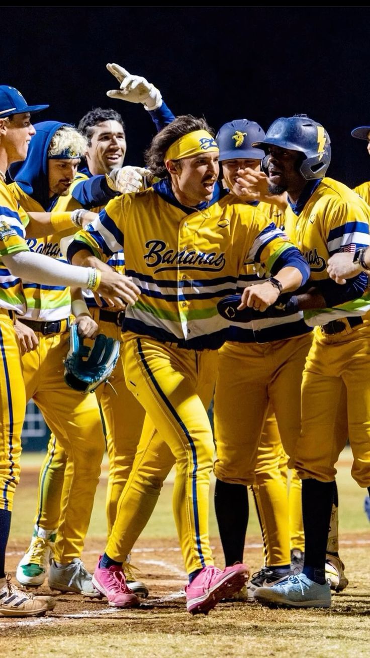 736x1308 savannah bananas player aesthetic