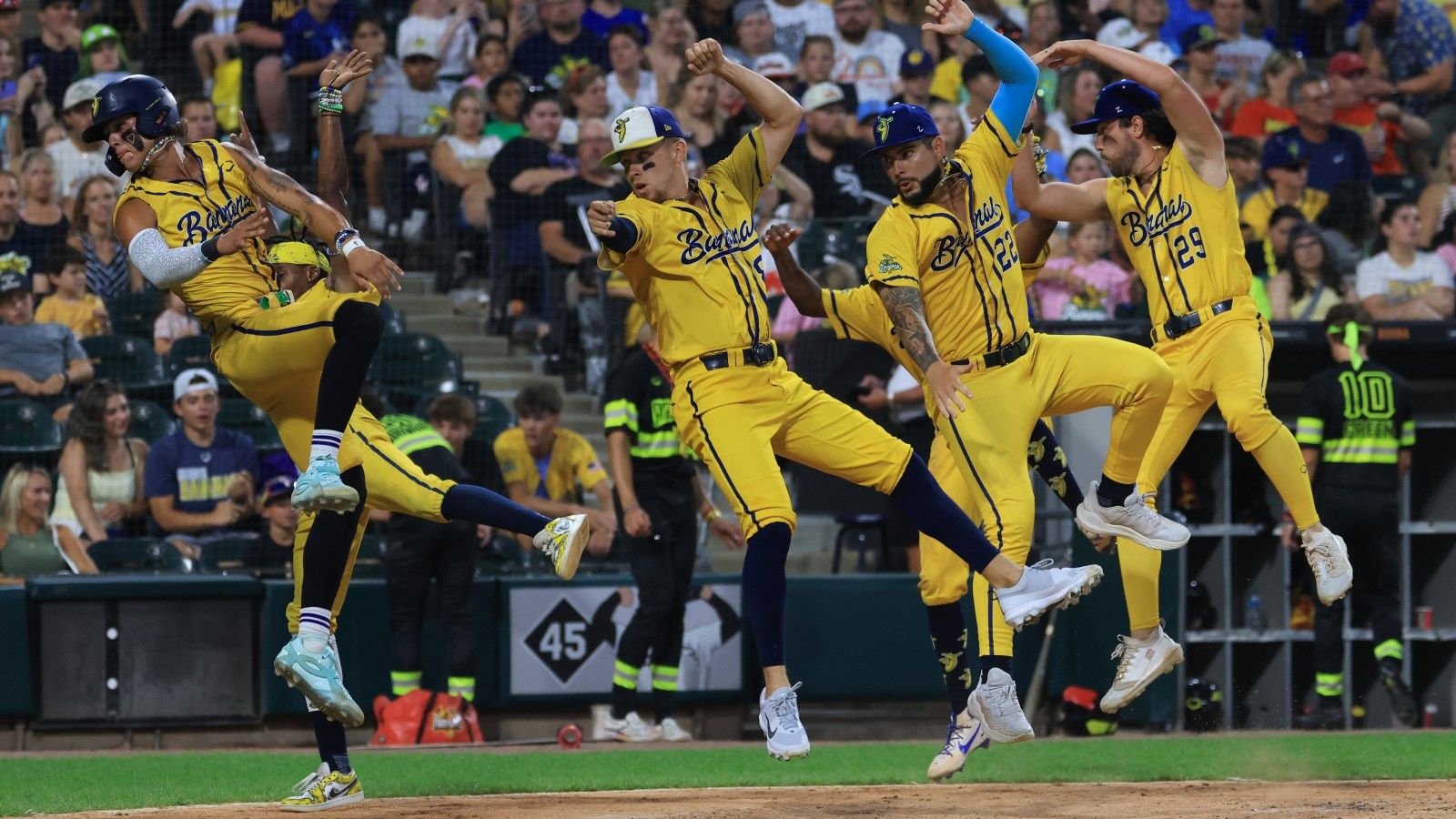 1600x900 Photos: Savannah Bananas make Chicago debut at Rate Field