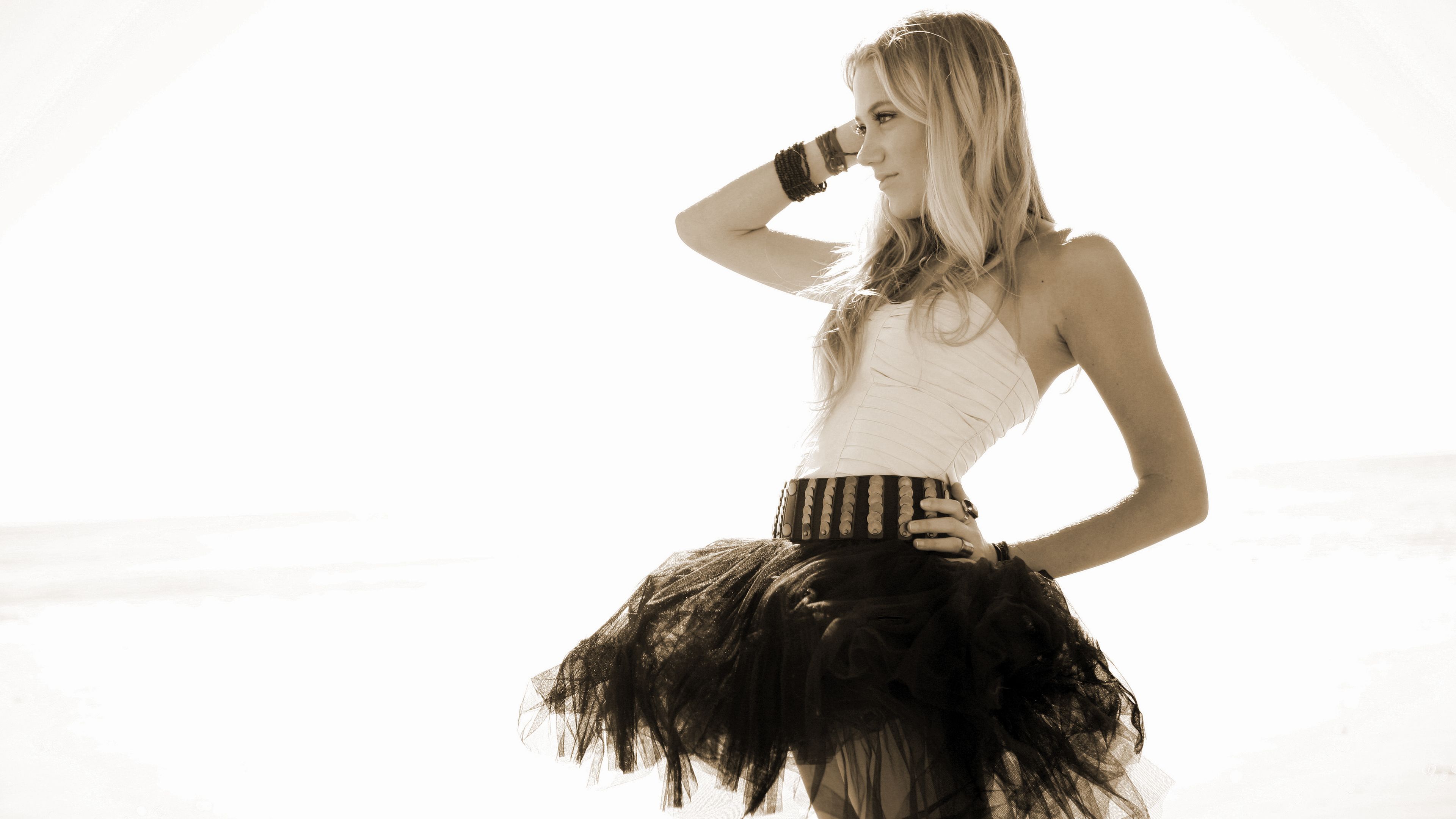 3840x2160 Maika Monroe 4K Ultra HD Celebrity Actress Wallpaper