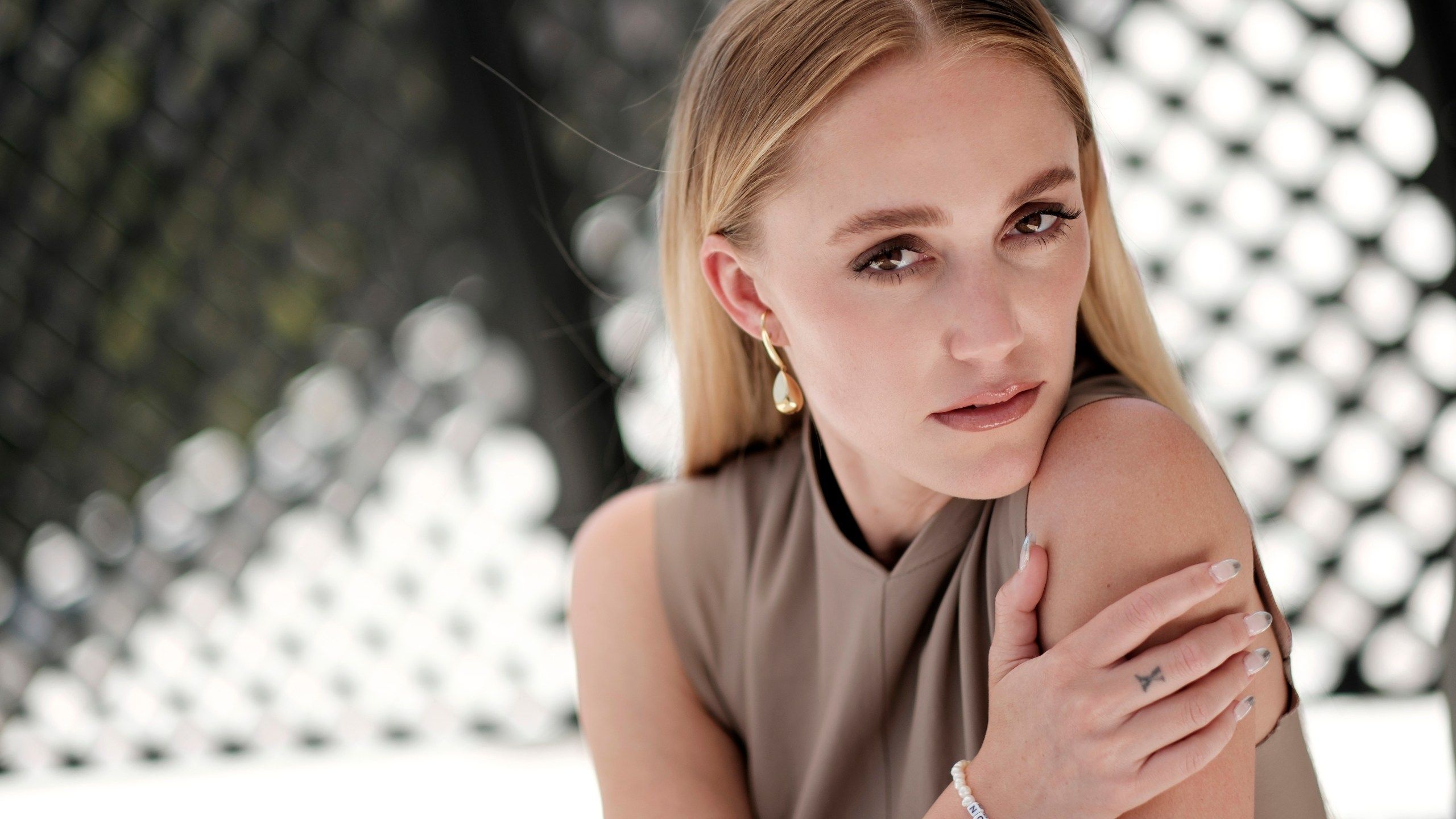2560x1440 Longlegs' star Maika Monroe's secret to success in Hollywood is a healthy relationship to it