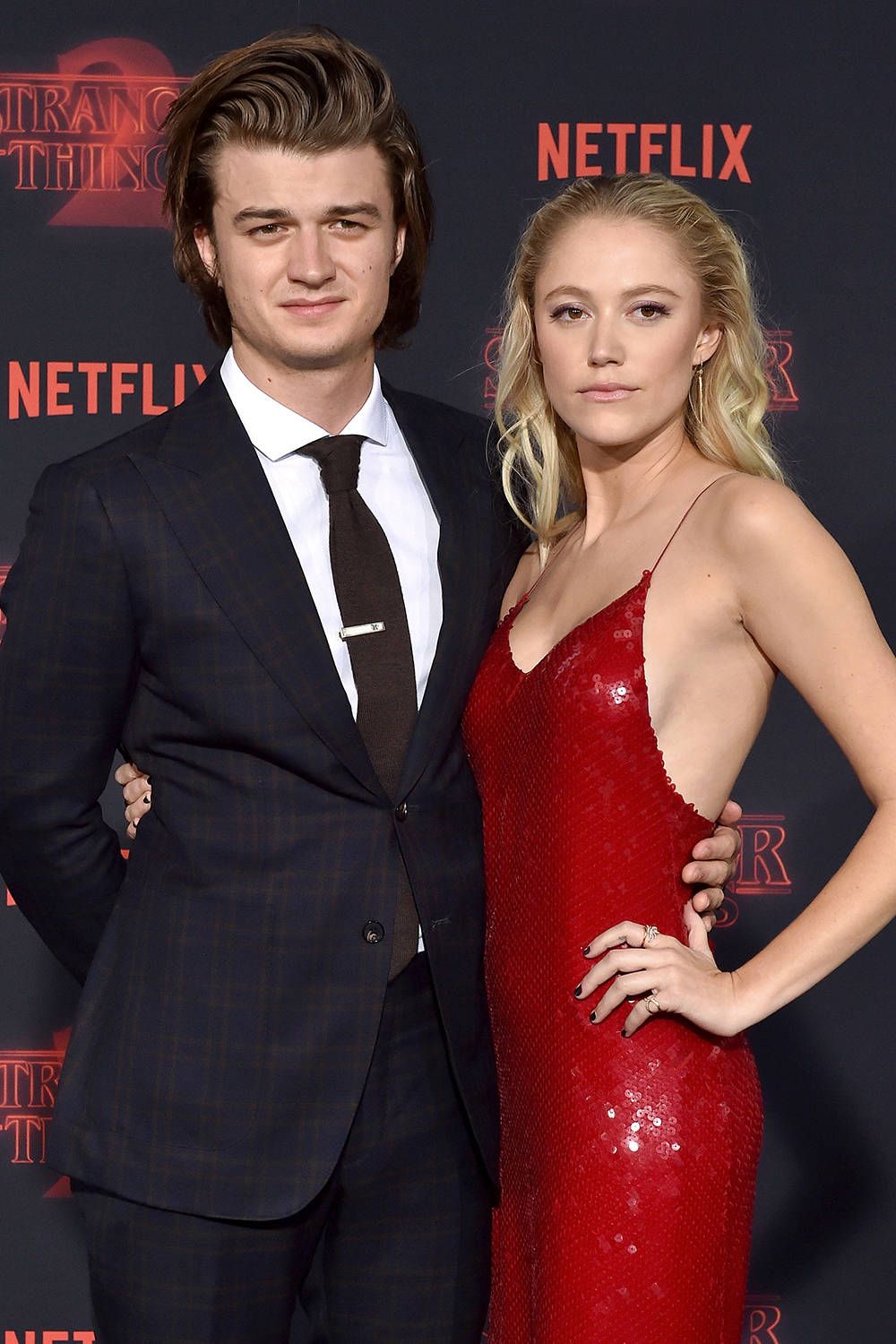 1000x1500 Download Joe Keery And Maika Monroe Wallpaper