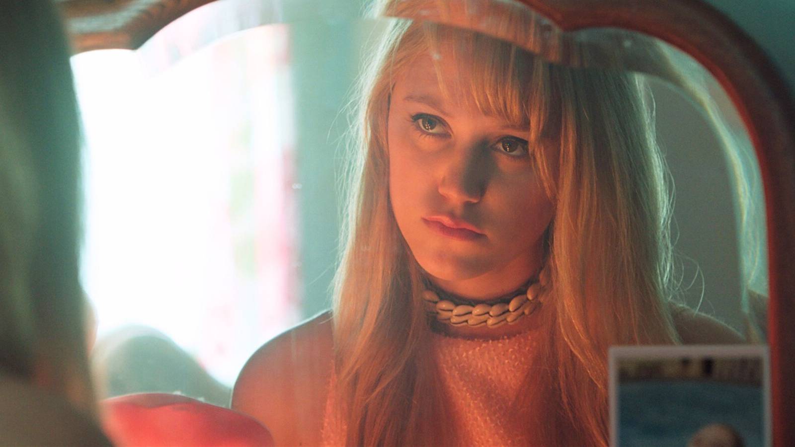 1600x900 Scream Queen Maika Monroe Hypes Up It Follow Sequel
