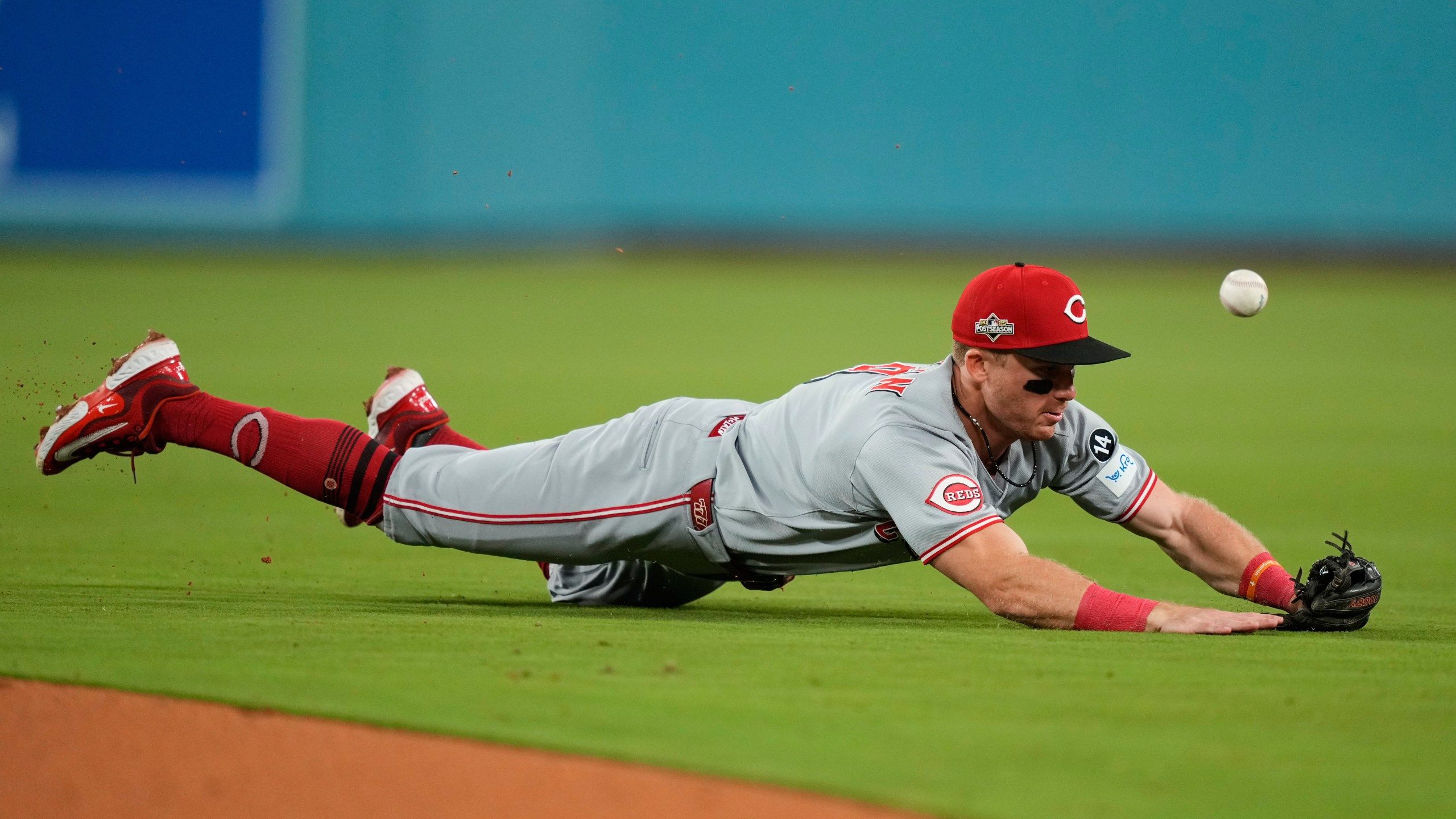 2560x1440 Yoshinobu Yamamoto shines as Dodgers sweep Reds to reach NL Division Series