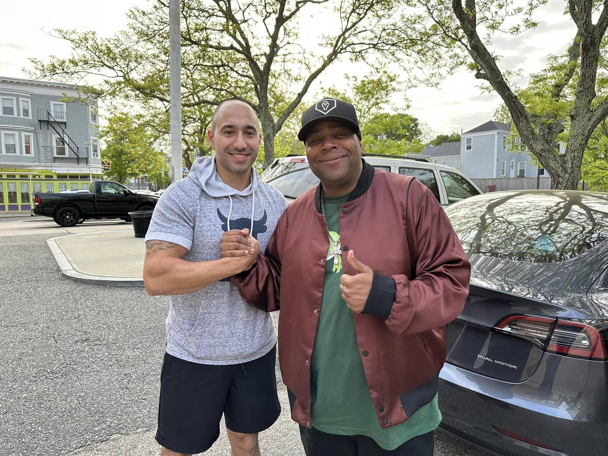 2048x1536 Kenan Thompson greets fans, stops by PD with coffee and donuts in between shooting GOOD BURGER 2