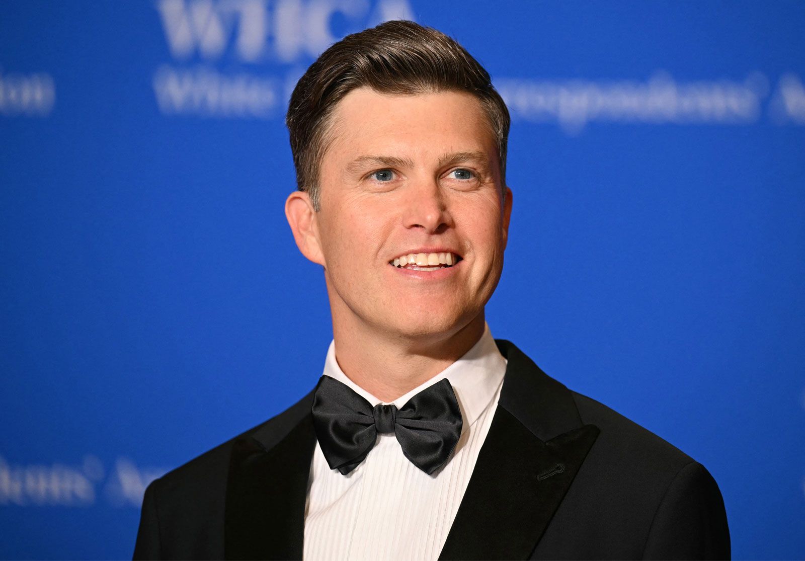 1600x1115 Colin Jost. Age, Scarlett Johansson, Jeopardy, Michael Che, & Facts
