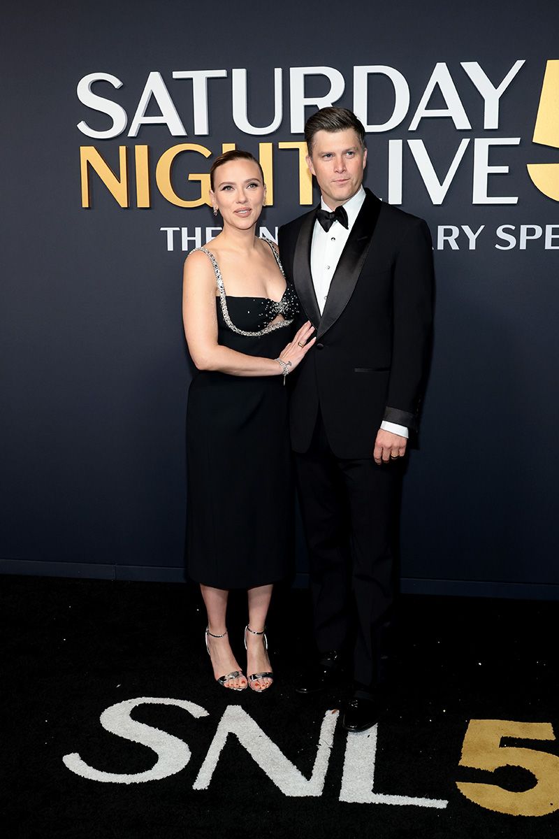 800x1200 Scarlett Johansson & Colin Jost's Red Carpet Couple Style: Photo