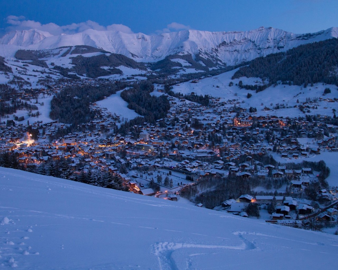 1280x1024 Night lights of the ski resort of Megeve, France Desktop wallpaper 1280x1024