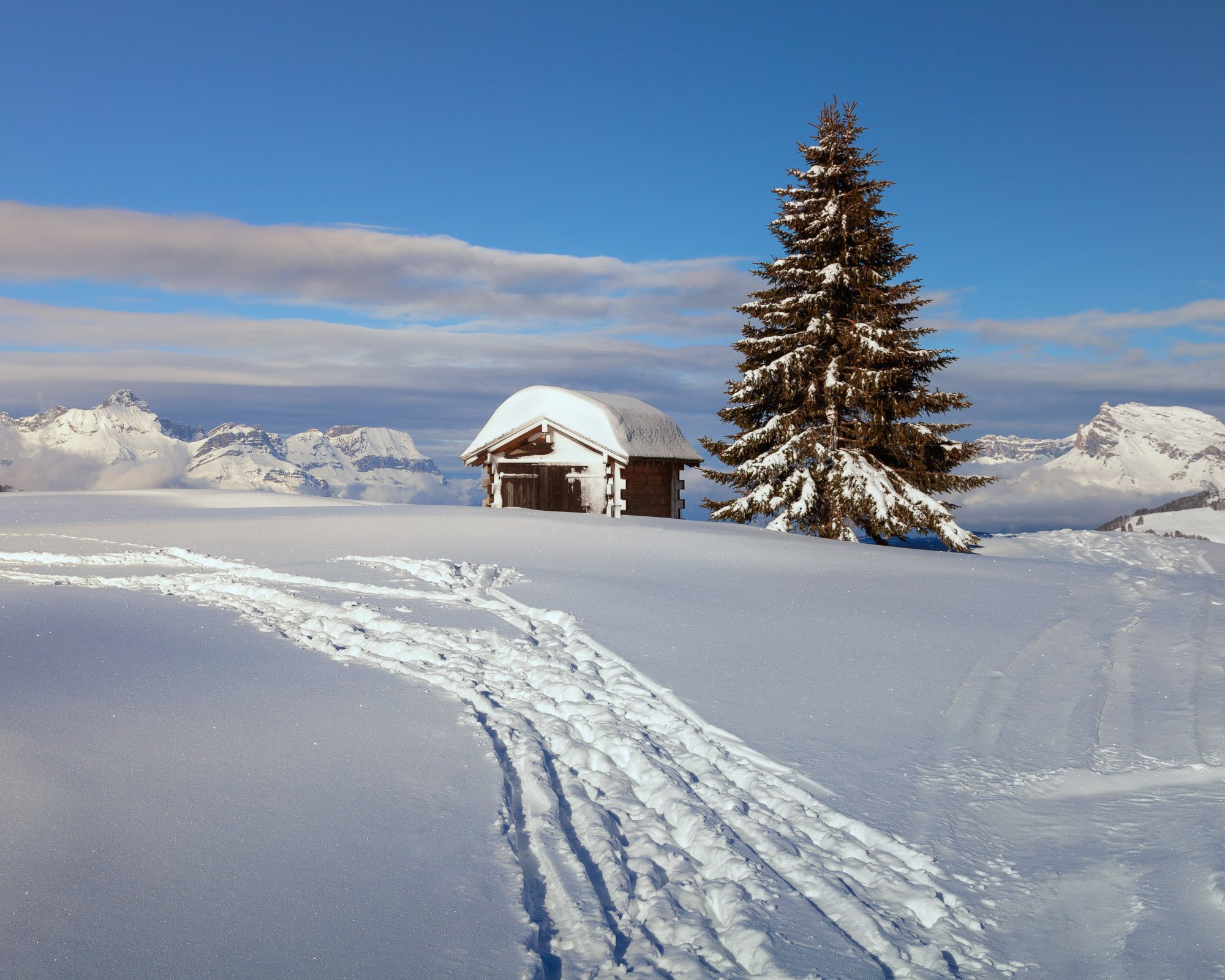2000x1600 Megeve, France snowy alpine hut and ski tracks