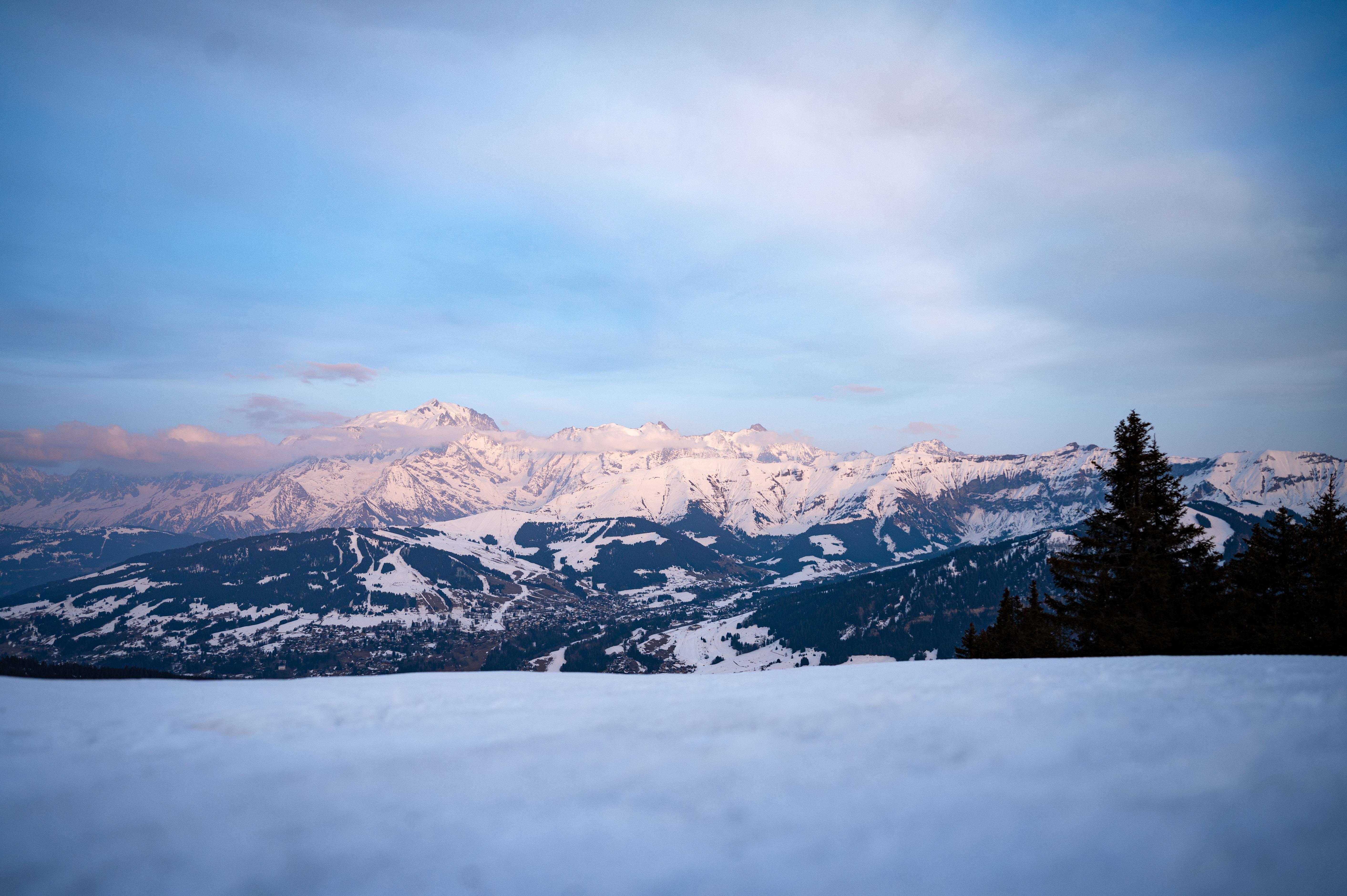 5651x3760 Skiing in Megève, Webcams and Piste Map