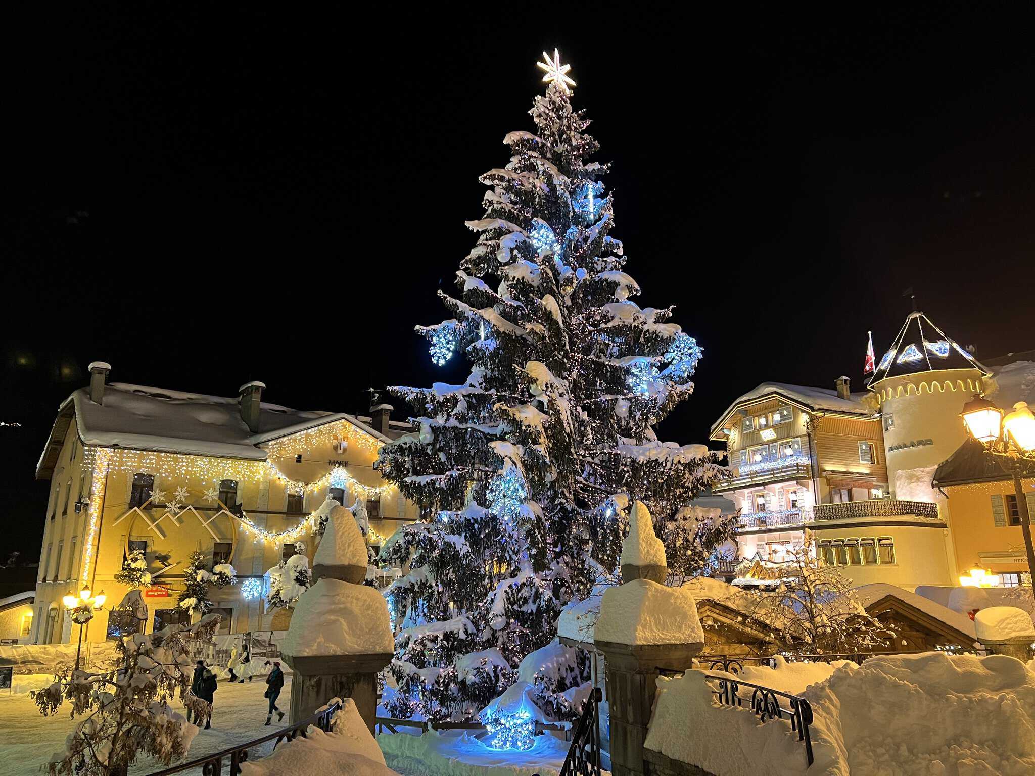 2048x1536 Megeve Christmas Lights Switch On