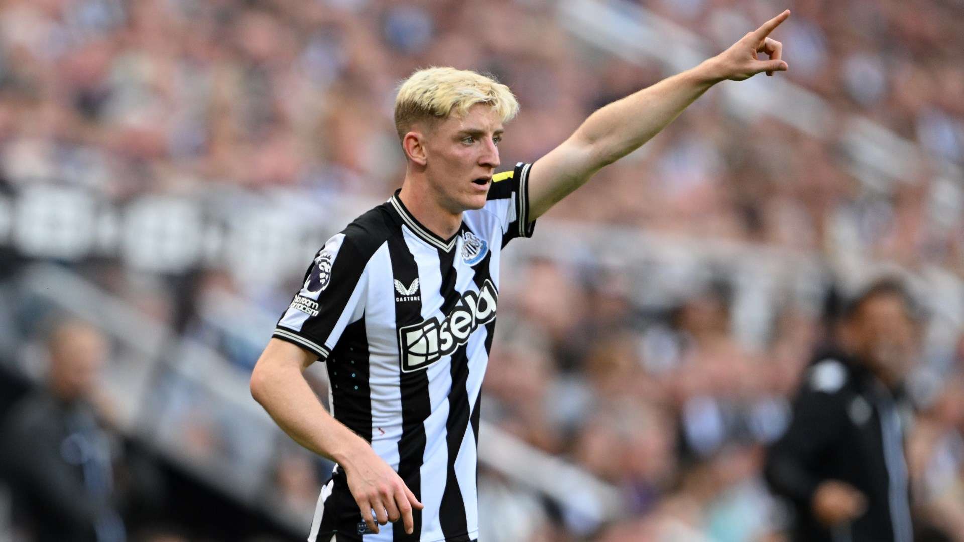 1920x1080 After the game' Gordon issues perfect response after having Newcastle shirt ripped during fiery Sunderland FA Cup clash. Goal.com US