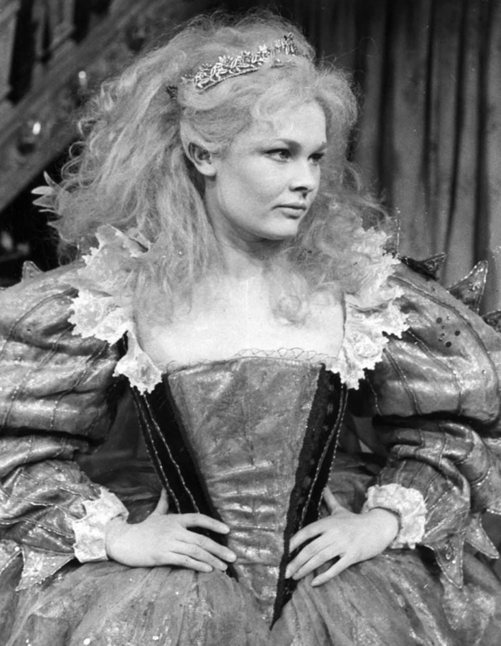 1000x1289 Download A Young Judi Dench Stunning in Her Prime Wallpaper