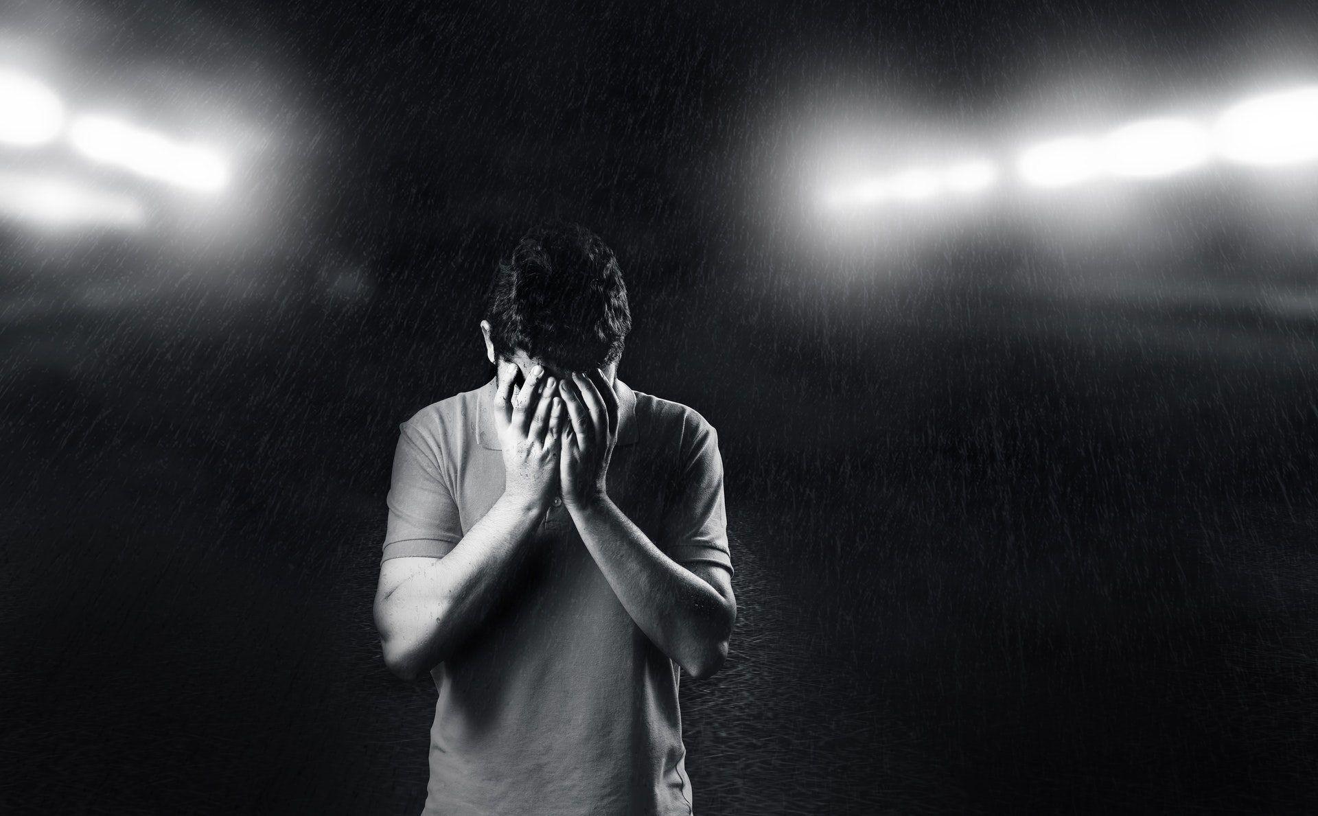 1920x1189 Cậu bé thực sự buồn khóc trong mưa hình nền - Người đàn ông khóc đen