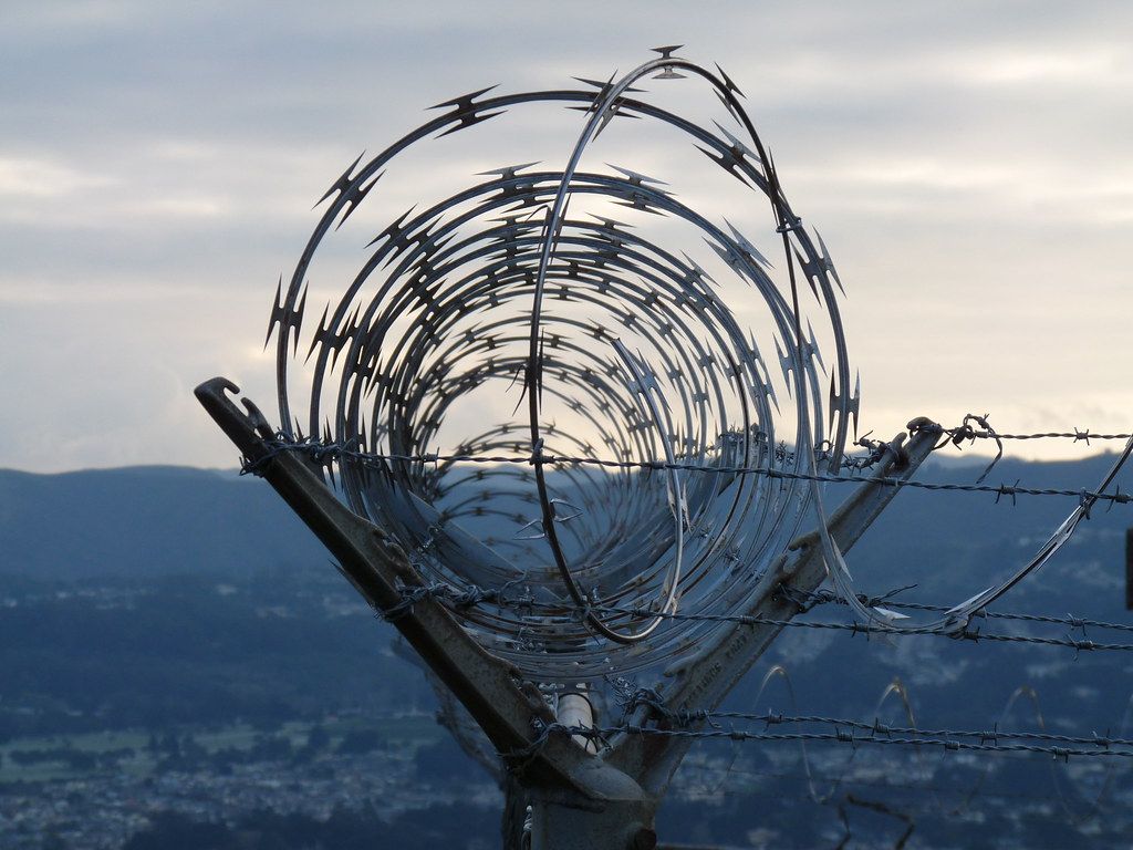 1024x768 Razor Wire Word Blog