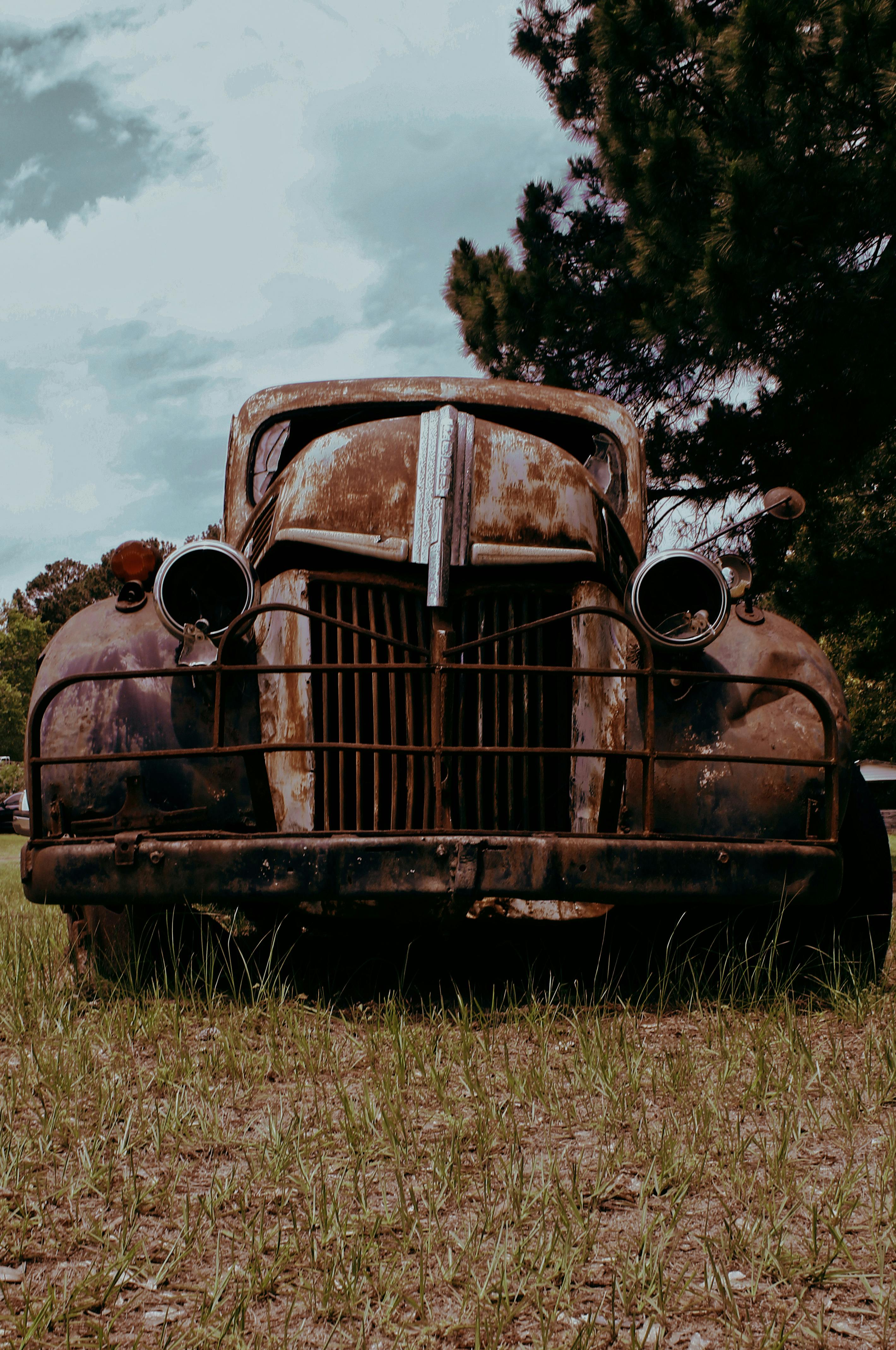 2839x4275 An Old Rusty Car · Free