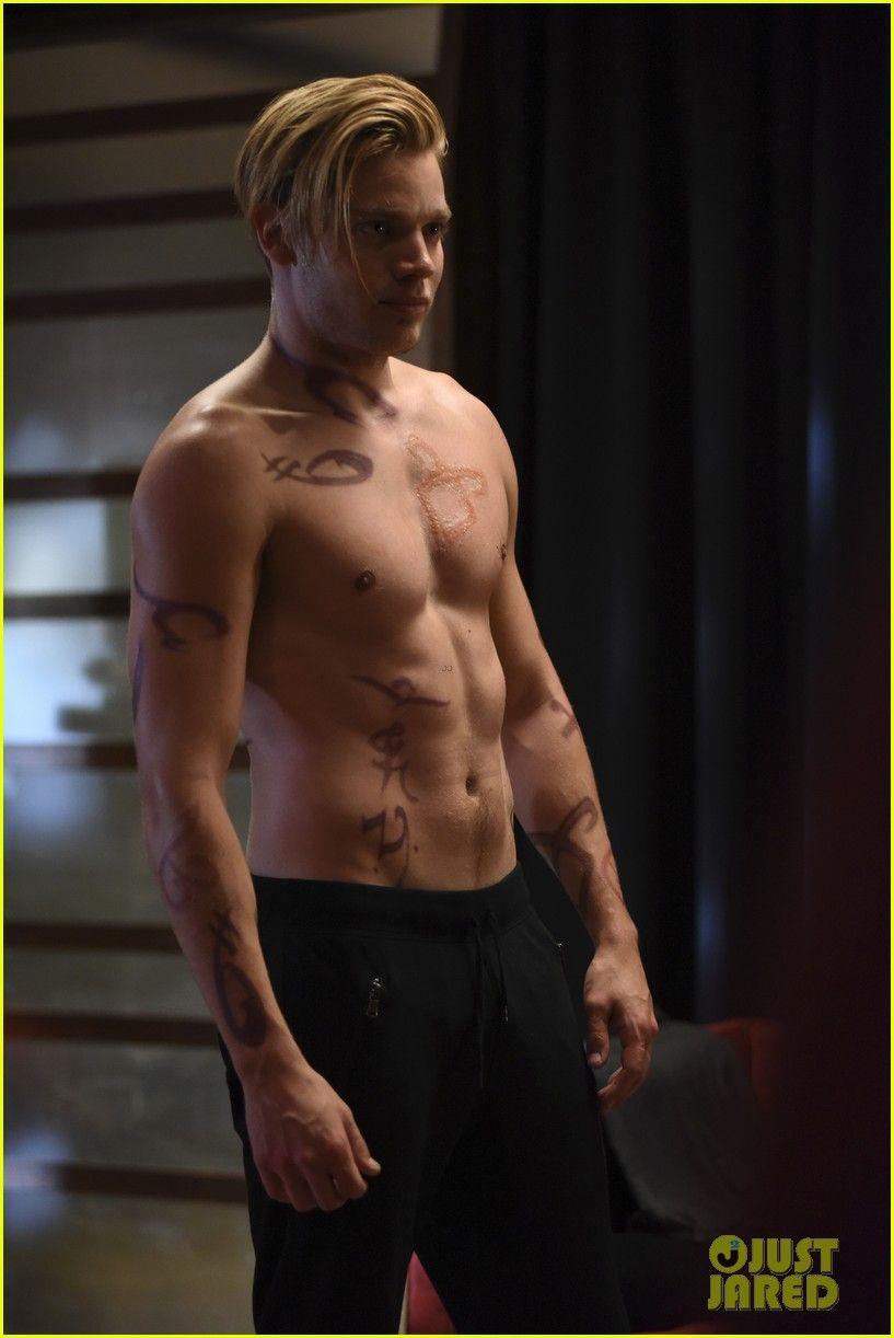817x1222 Dominic Sherwood Shows Off Ripped Shirtless Body on Tonight's