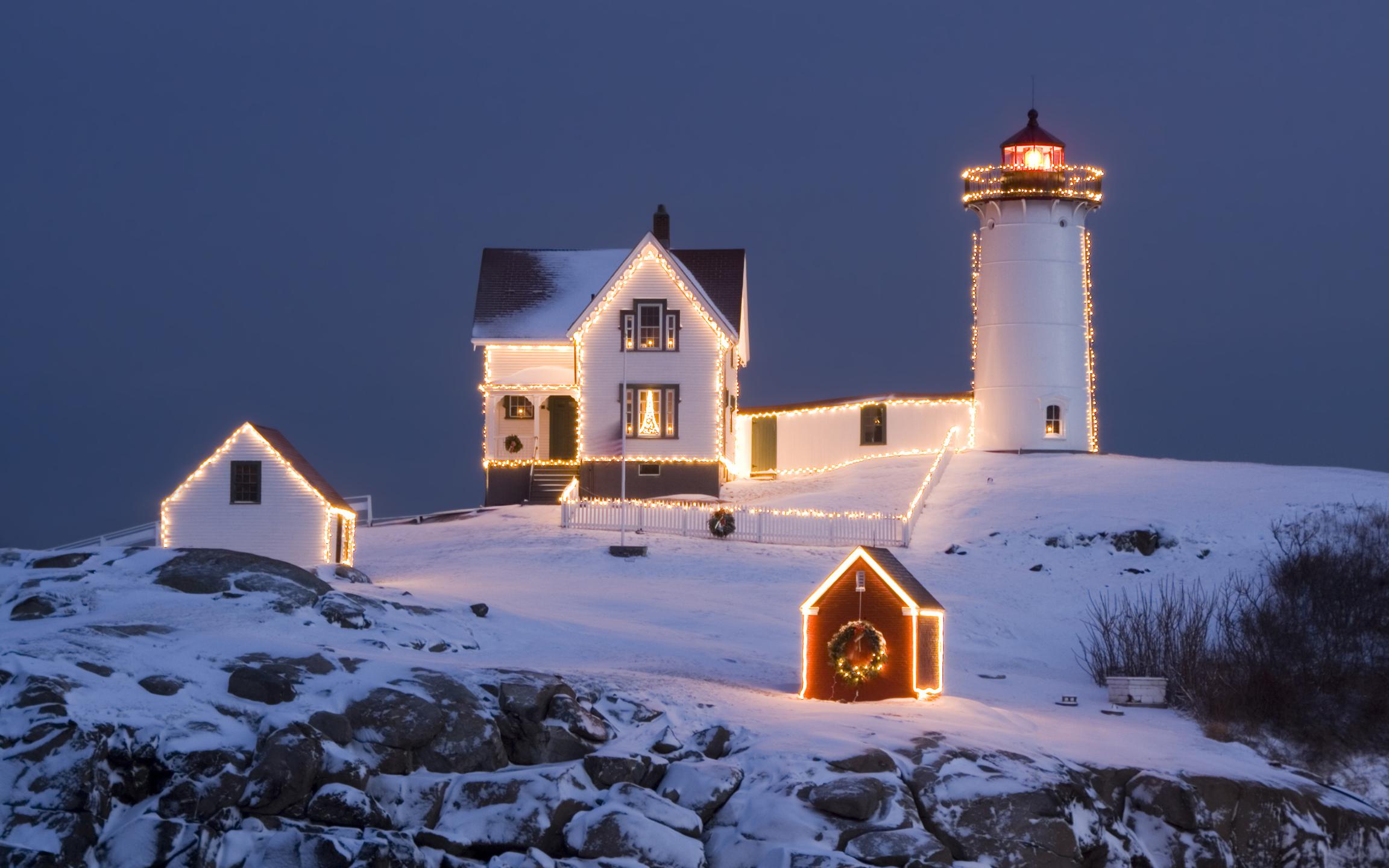 2304x1440 A Cosy Christmas Lighthouse [2304x1440]