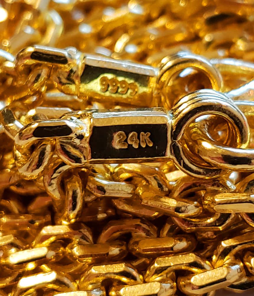 861x1000 Download Add glitter to your look with a gold chain Wallpaper