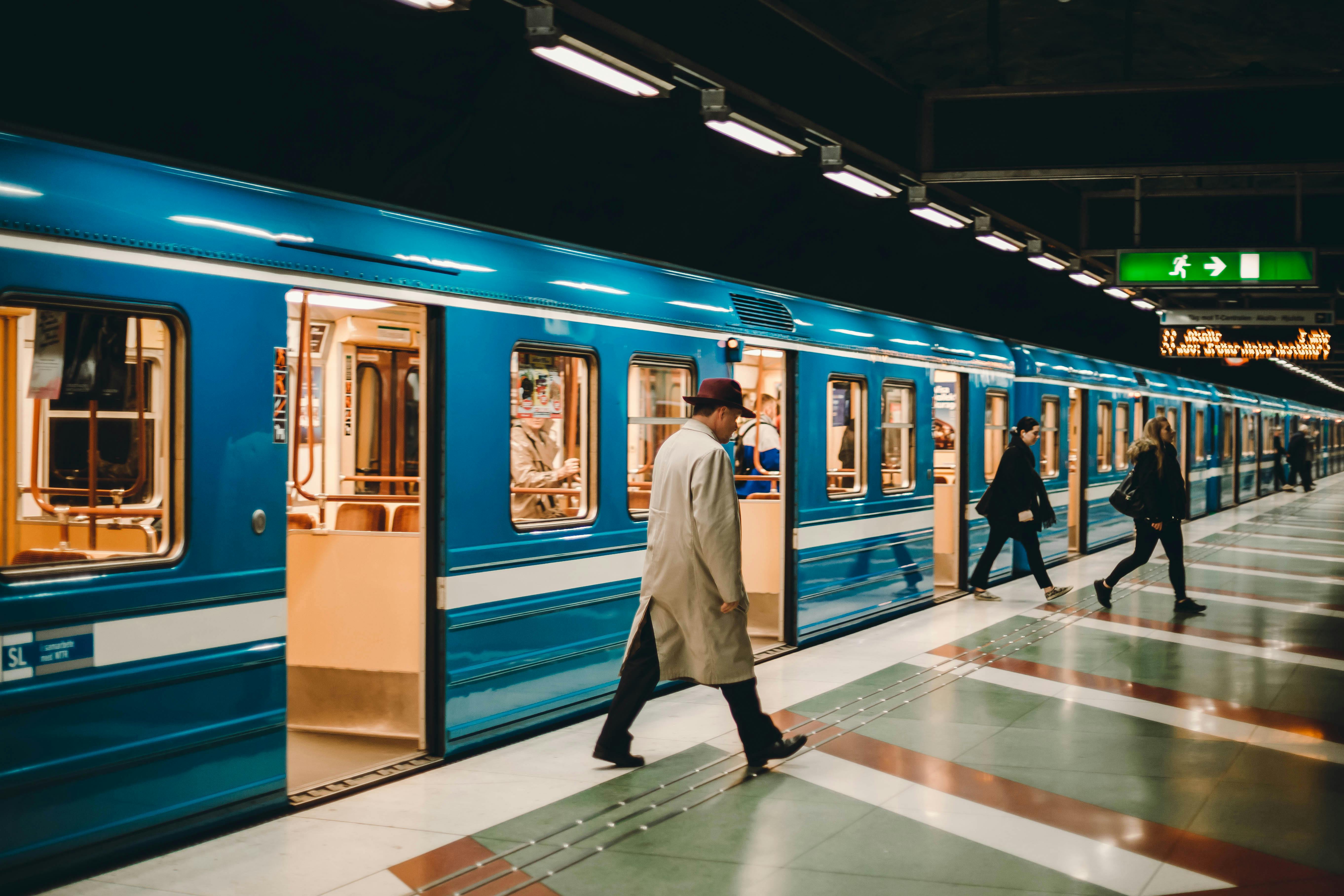 5448x3632 Metro station with passengers on platform · Free