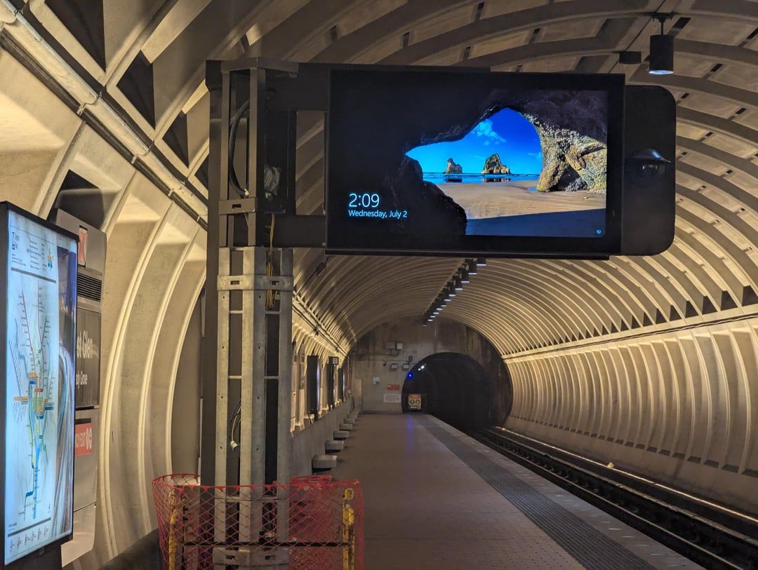 1080x813 Windows Wallpaper instead of Next Train