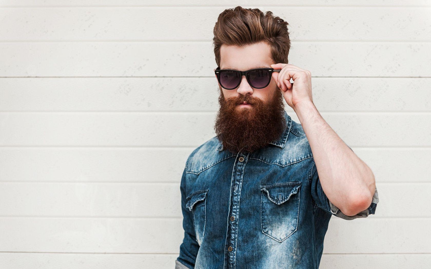 1680x1050 Handsome man with a beard in black glasses Desktop wallpaper
