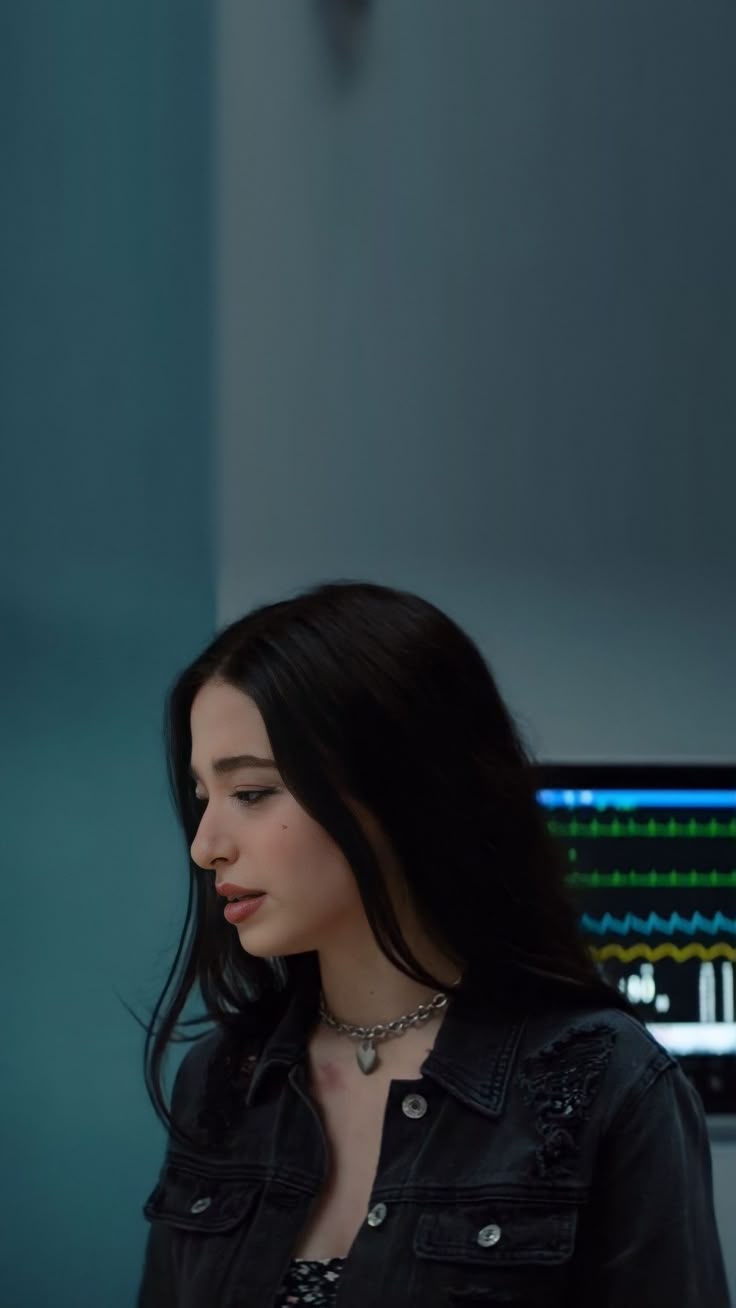 736x1308 Mikey Madison wallpaper