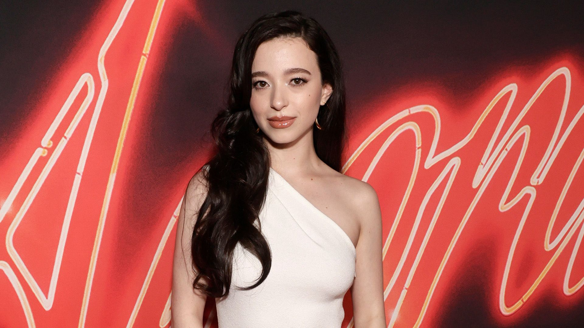 1920x1080 Anora' Star Mikey Madison Channels Old Hollywood Glamour At LA Premiere Amid Early Oscar Buzz