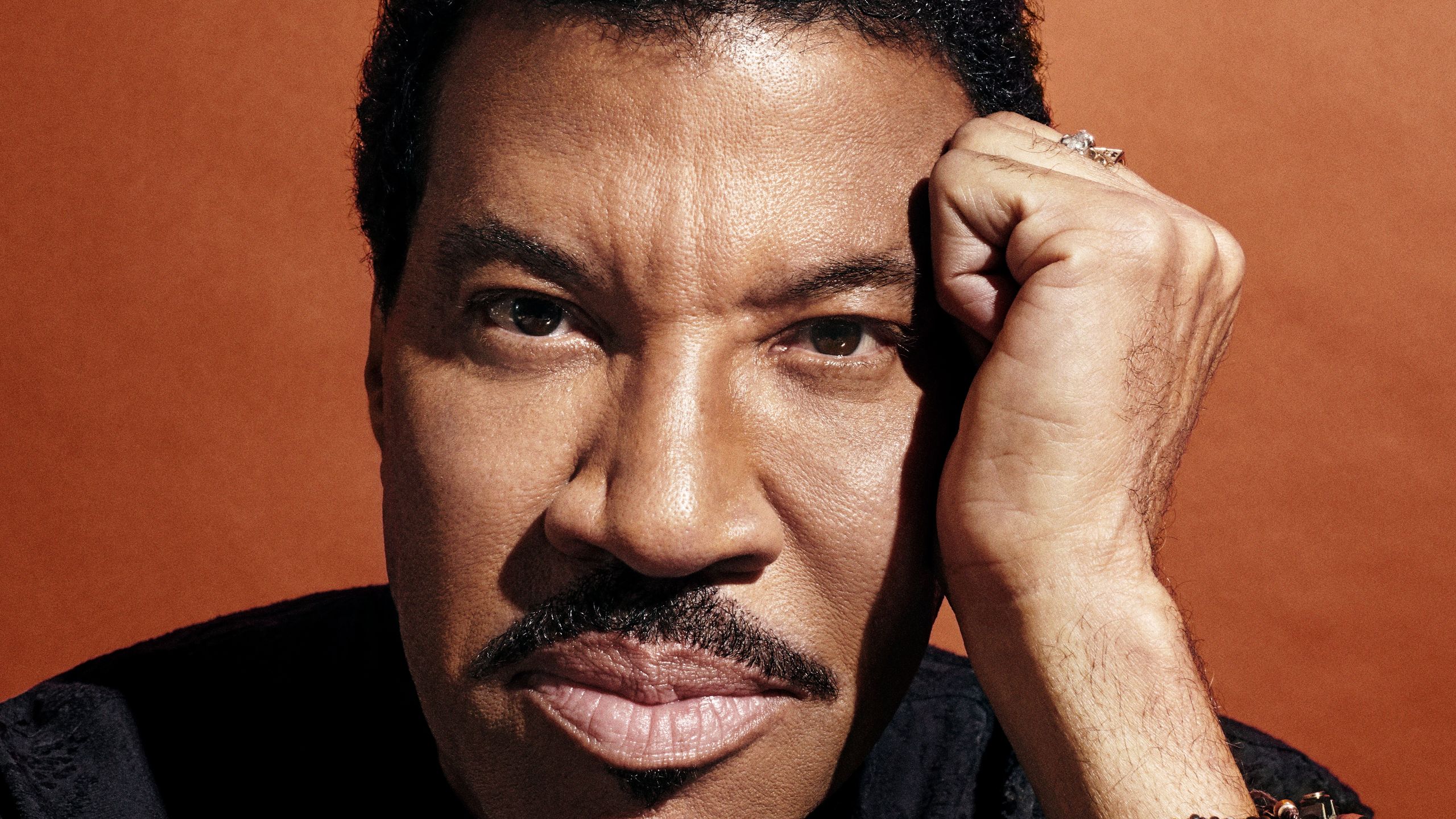 2560x1440 Lionel Richie Wishes People Weren't Embarrassed to Say Hello to Him