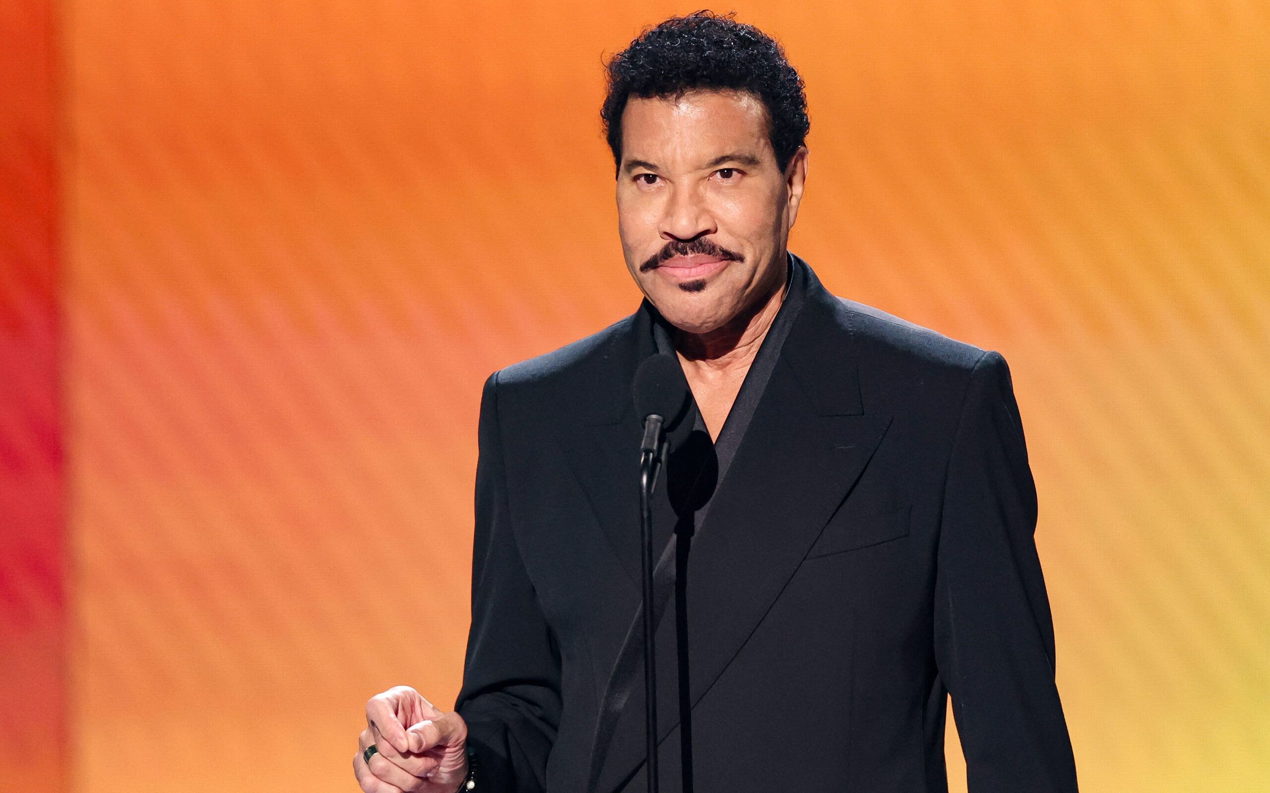 2560x1599 Lionel Richie Shares A 40 Year Age Gap With His Partner