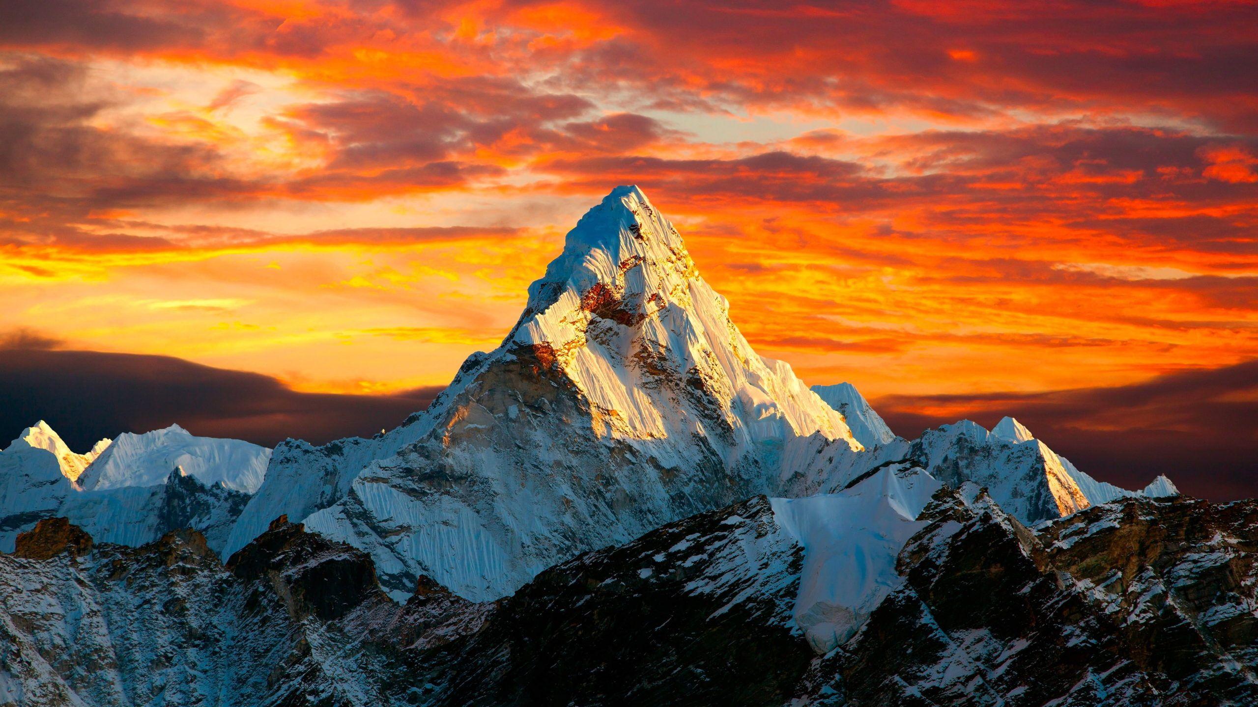 2560x1440 Sunset In Himalayan Mountain Mount Everest Between Nepal And China