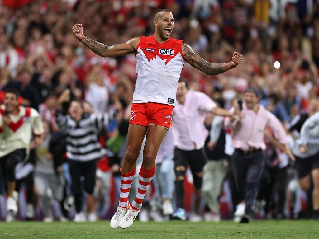 1024x768 Buddy Franklin gets his ball back