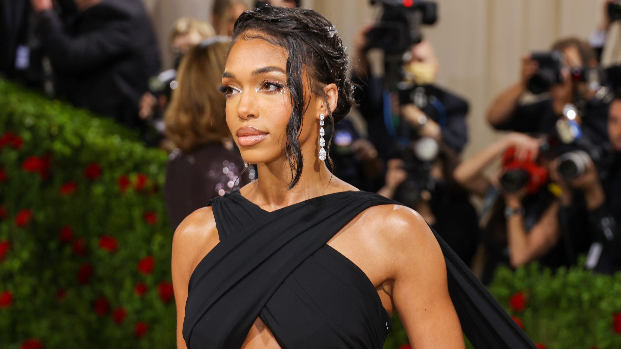2560x1440 Train Like a Pro: How Lori Harvey Stays Strongs and Finds Balance
