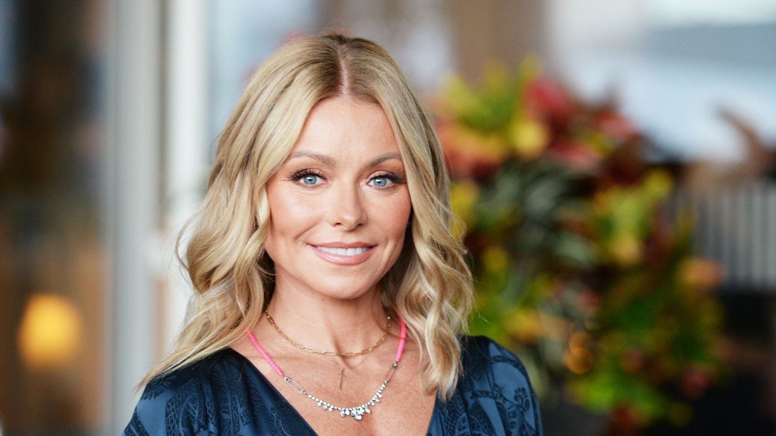 1600x900 Kelly Ripa's wallpaper has me convinced florals are forever. Homes and Gardens