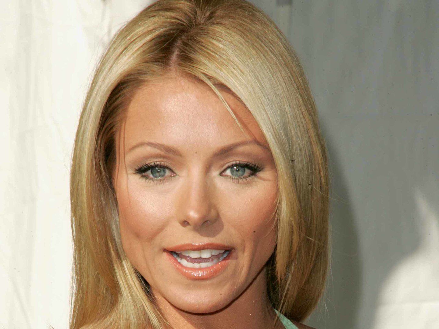 1440x1080 Kelly Ripa Wallpaper