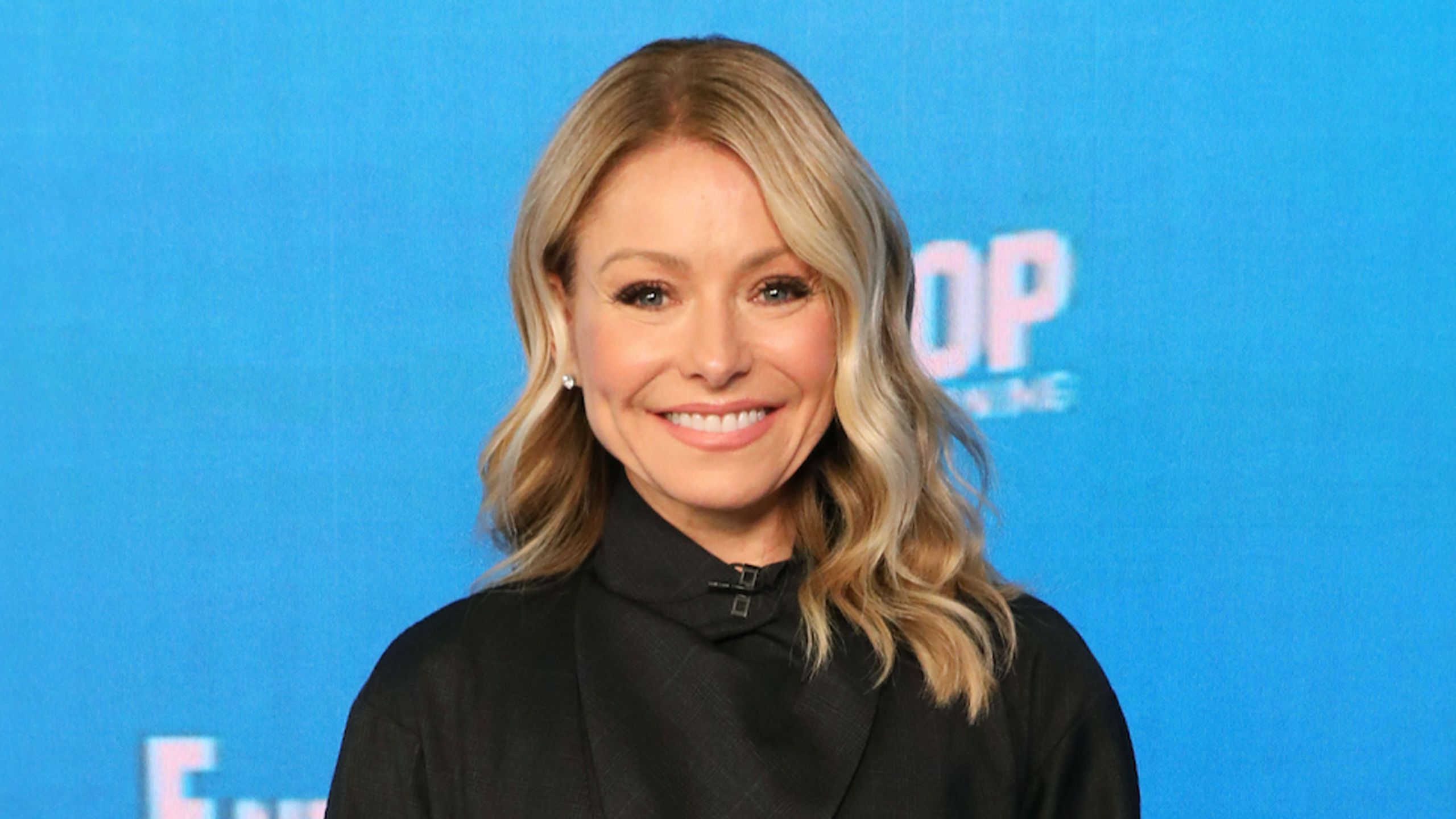 2560x1440 Kelly Ripa Created a Hilarious Meme Showcasing the Progression of Her Gray Roots