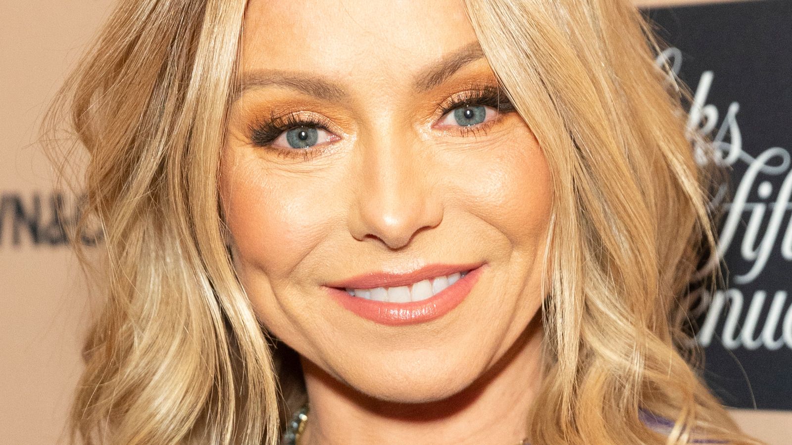 1600x900 The Unusual Way Kelly Ripa Hid Her Gray Hair