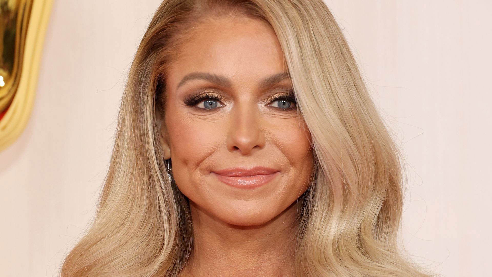 1920x1080 Kelly Ripa Looks Radiant In Fresh Faced Vacation Selfie By The Beach In Palm Springs