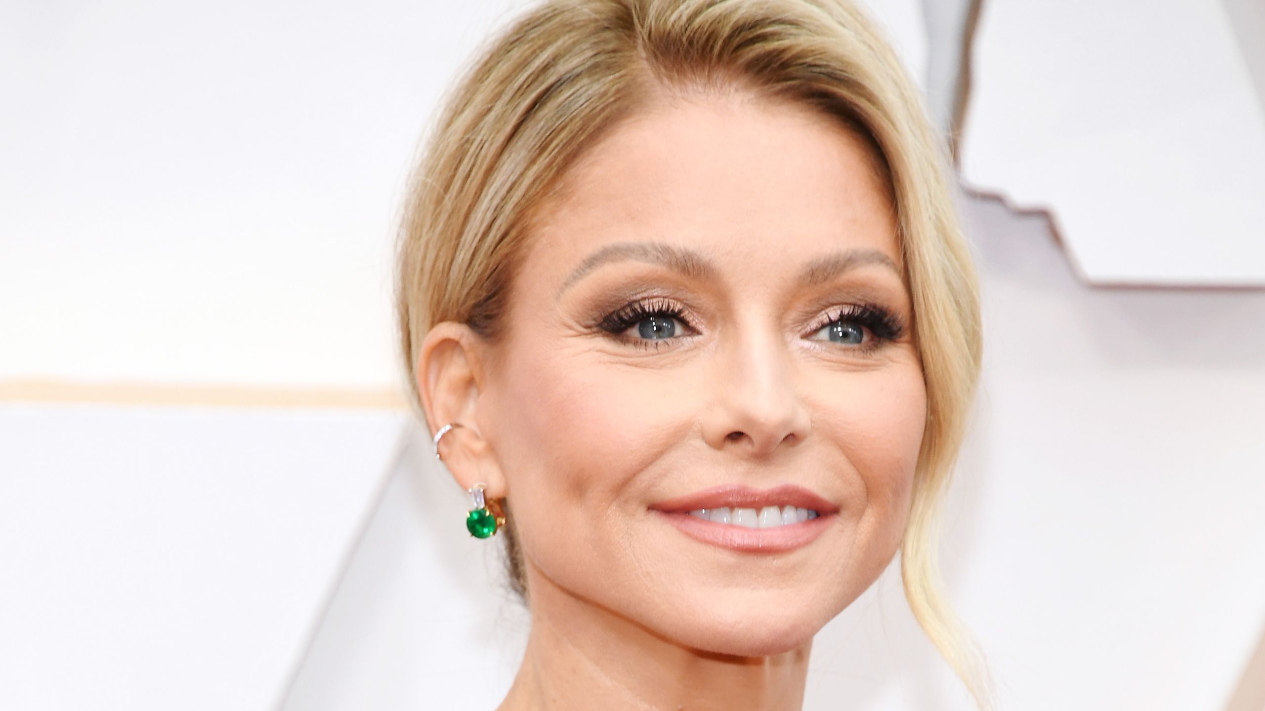 2560x1440 Oscars 2020: Kelly Ripa Wore Full Body Makeup