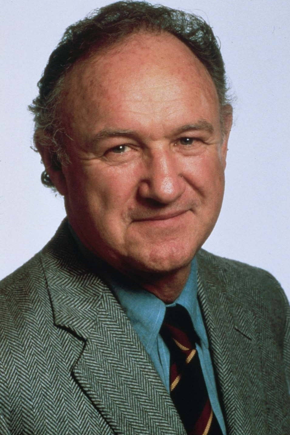 955x1433 Download Legendary Actor Gene Hackman Posing for a Portrait Wallpaper