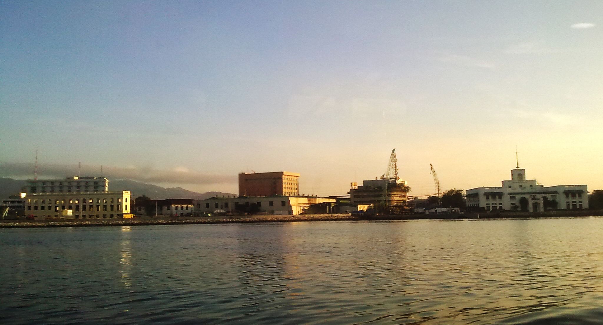 2048x1104 Cebu City Skyline Near Port
