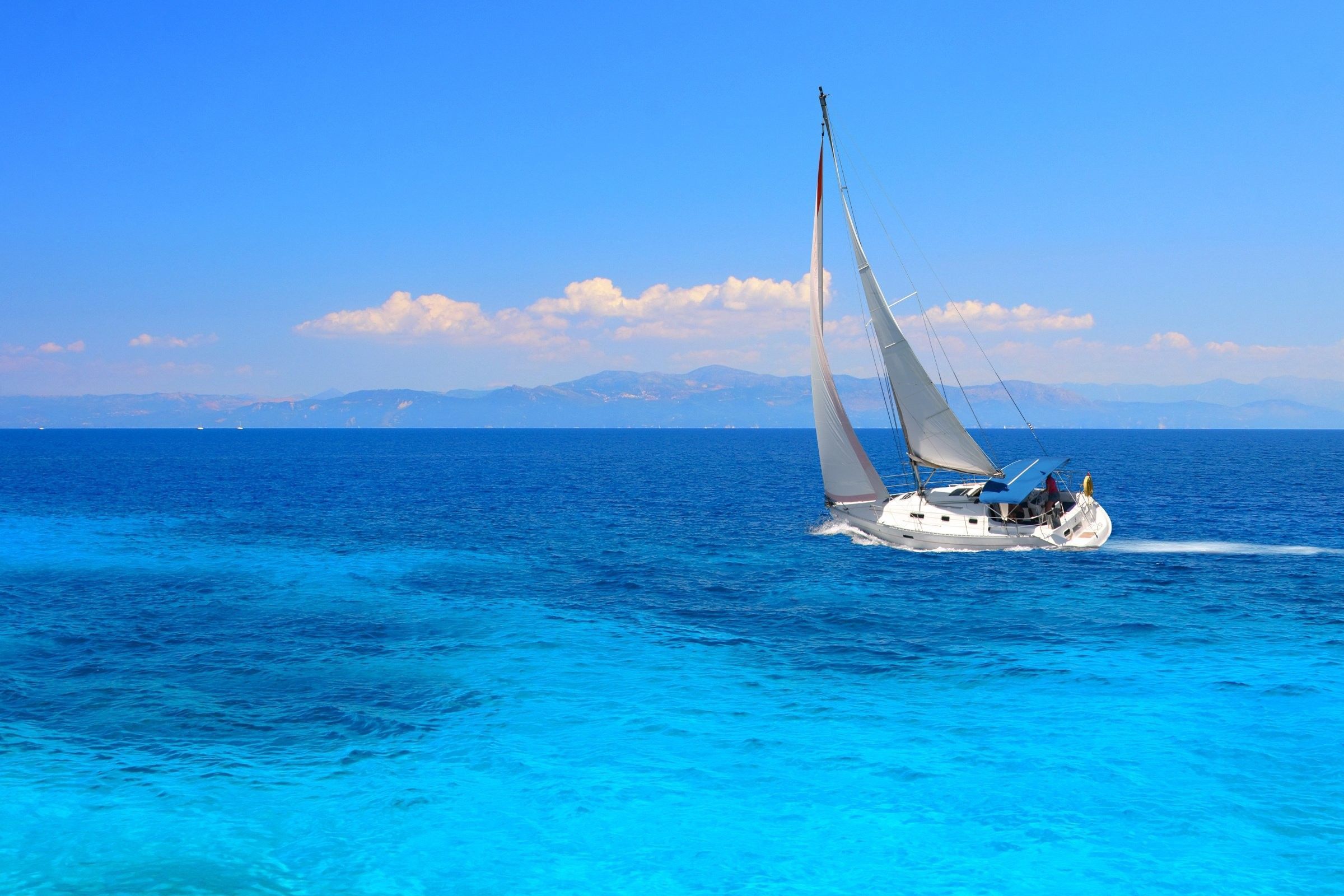 2400x1600 Sailing Boat Wallpaper
