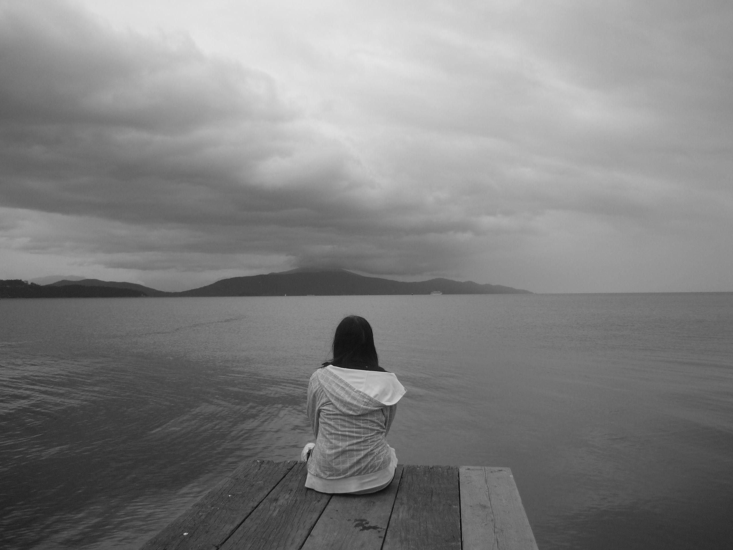Грустная одинокая душа. Это одиночество. Одиночество фото. Грустные картинки. Грусть одиночество.