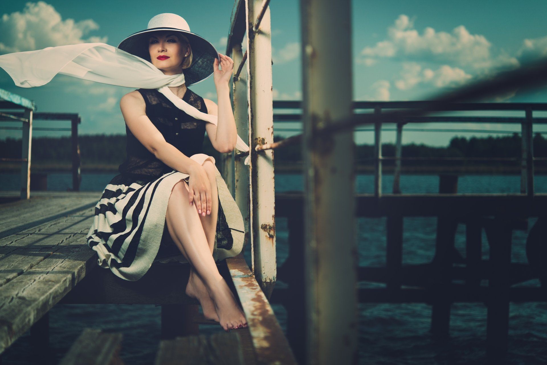 1920x1281 Timeless Elegance: Vintage Woman in 4K Ultra HD Wallpaperx3337