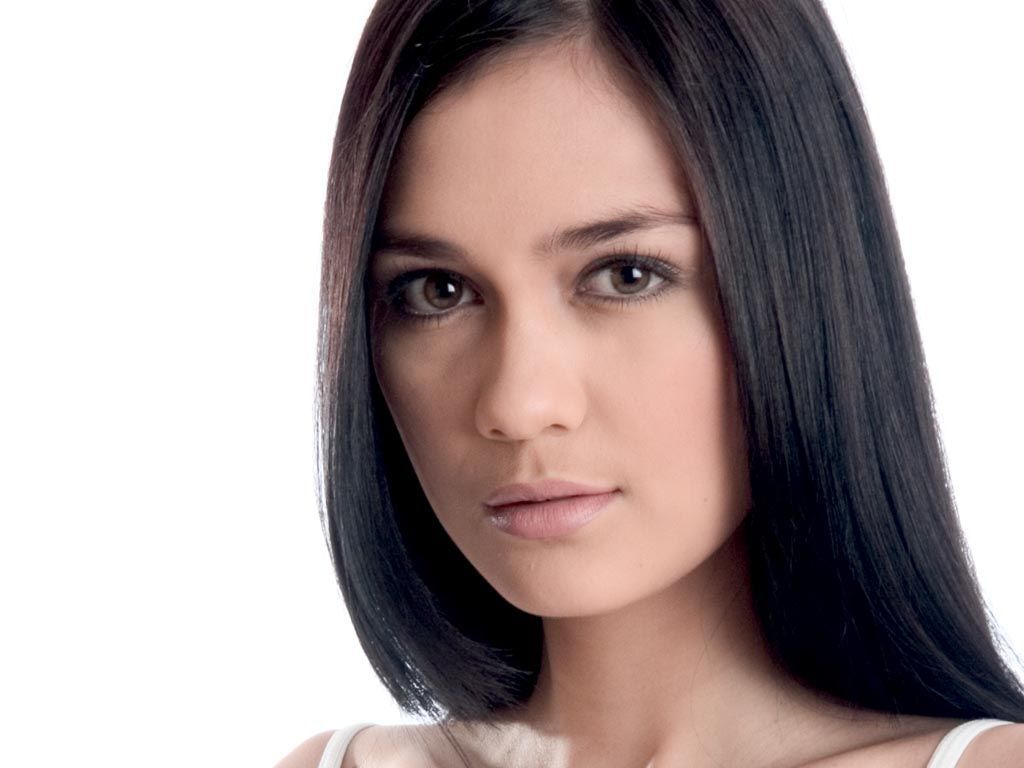 1024x768 Luna Maya Wallpaper