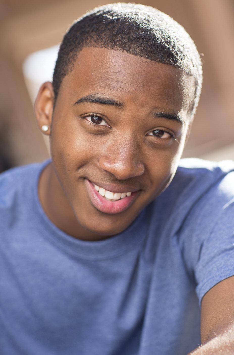 927x1406 Algee Smith Wallpaper