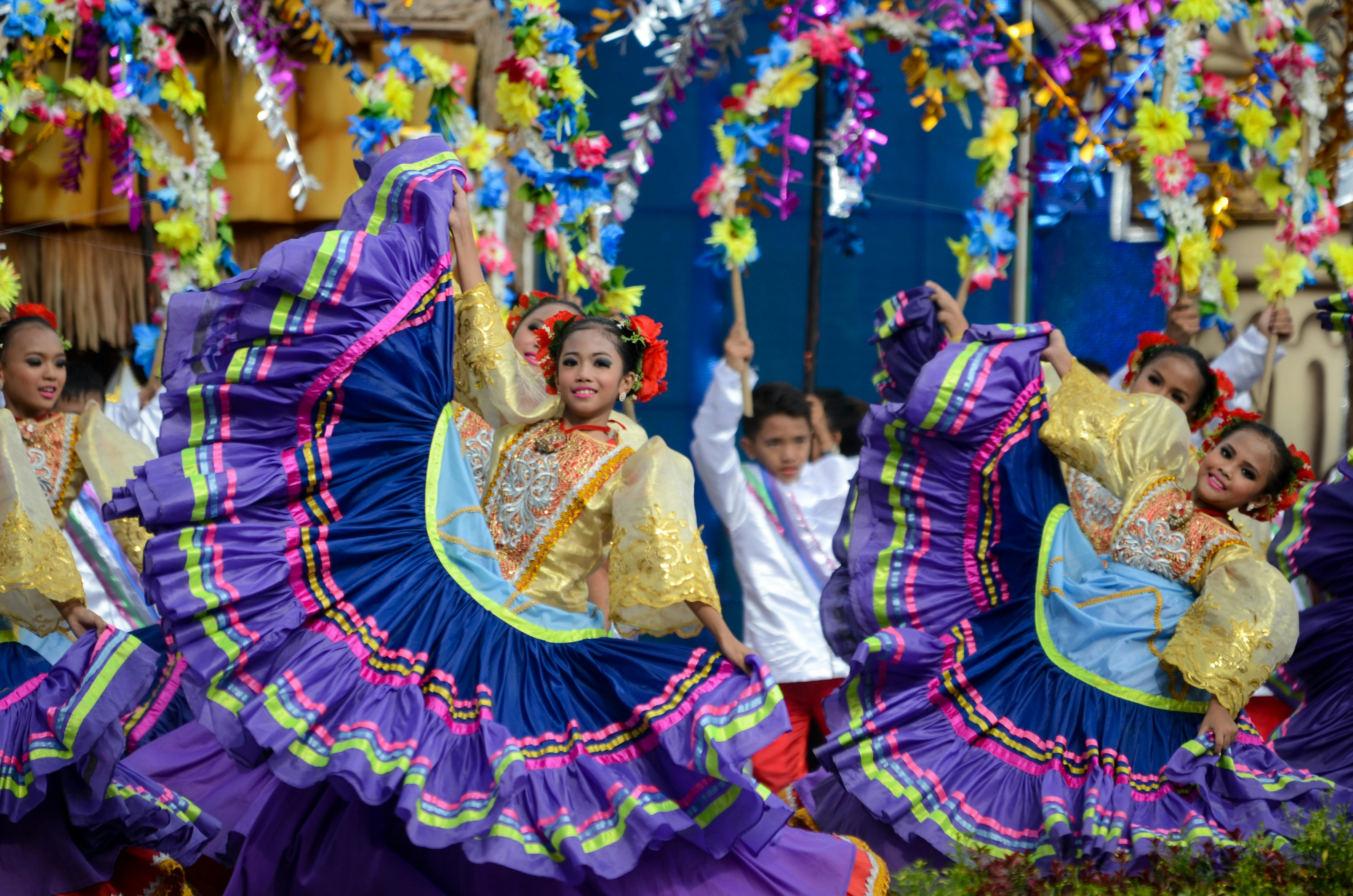 4872x3227 Girls in Traditional Dress Dancing During a Sinulog Festival · Free