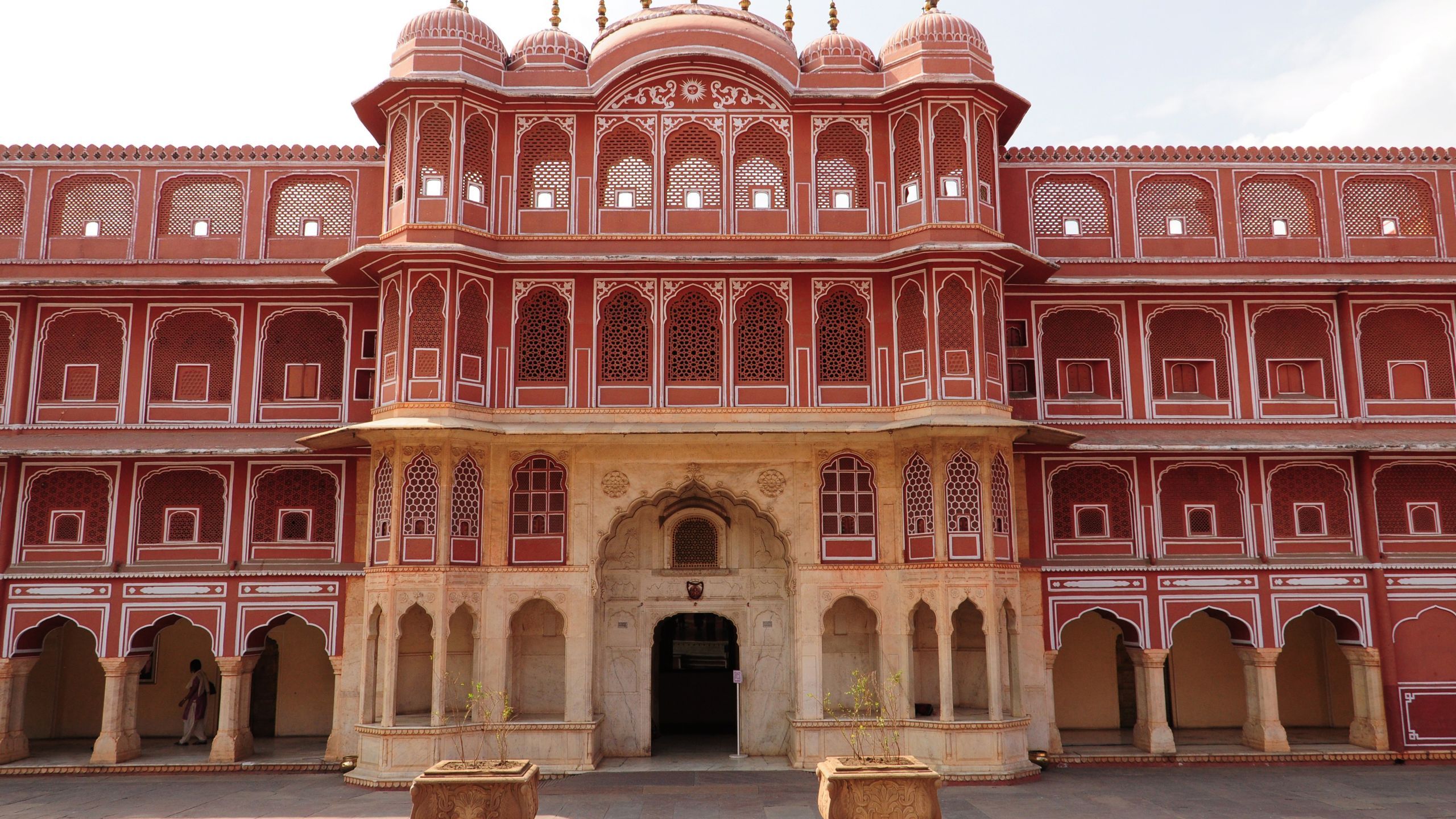 2560x1440 Guests Can Now Stay in the Royal Palace of Jaipur for the First Time Ever