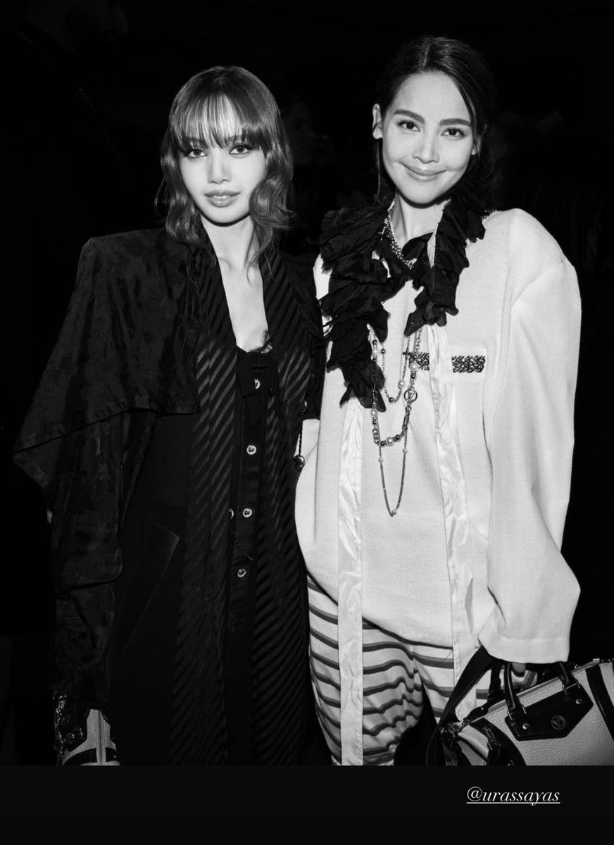 872x1200 LISA with Yaya (Urassaya Sperbund) LV QUEEN LISA AT PFW #LISAxLVFW25 #LISAxLouisVuitton #LVFW25