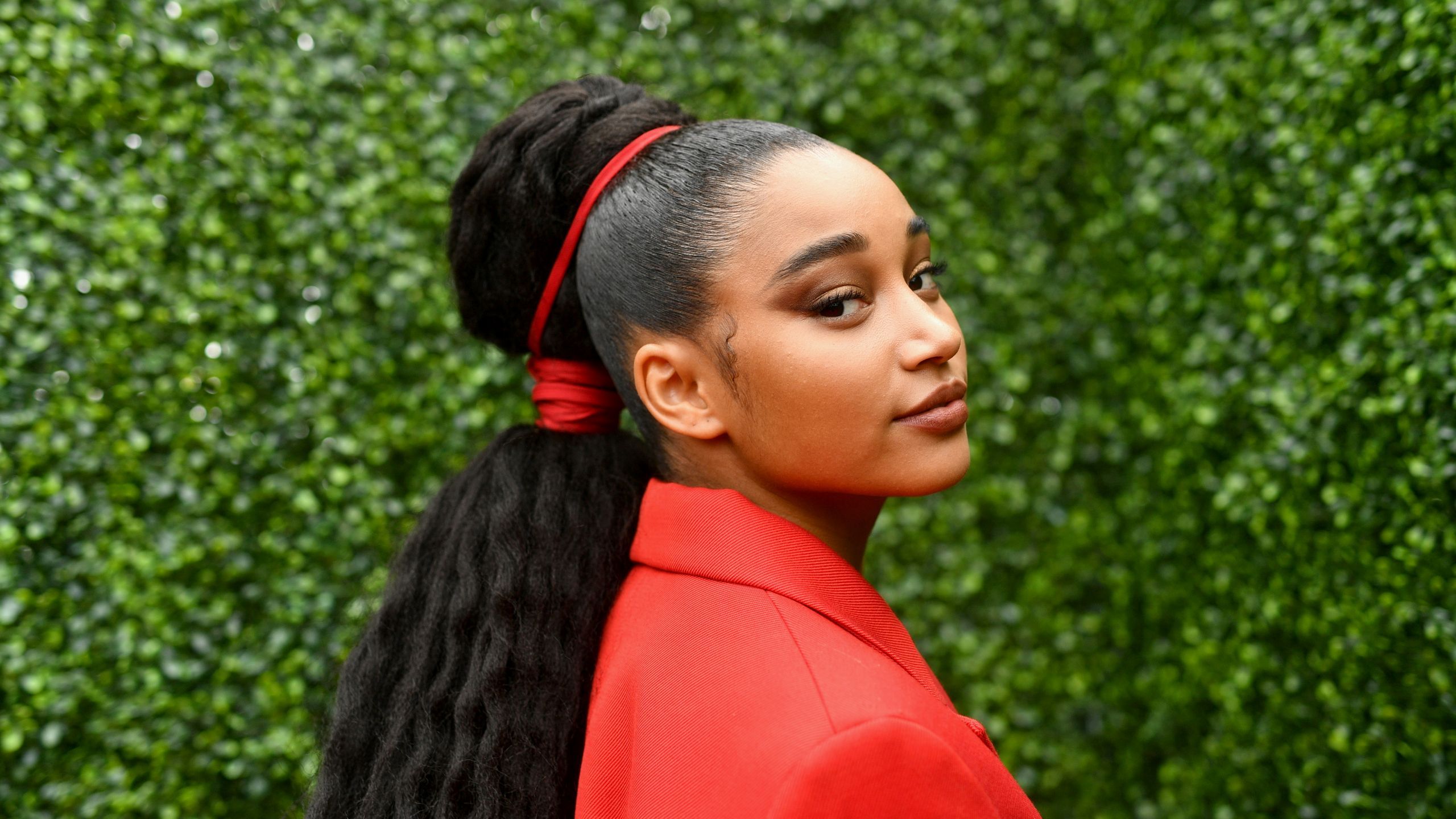 2560x1440 Amandla Stenberg Wears Rainbow Knotted Box Braids Hairstyle