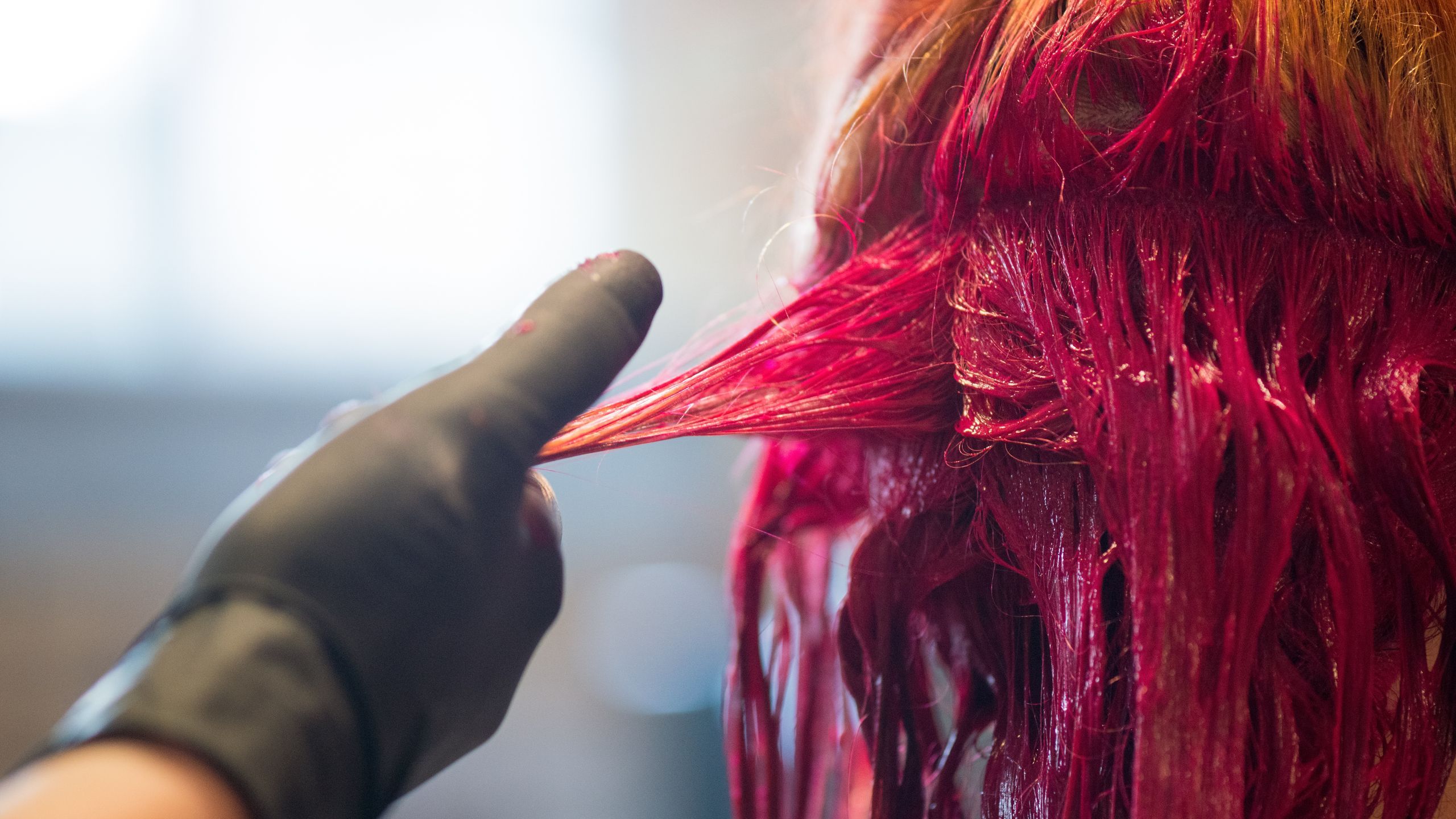 2560x1440 One Mother Accidentally Applied Spray Paint Instead of Hair Dye to Her Child's Hair